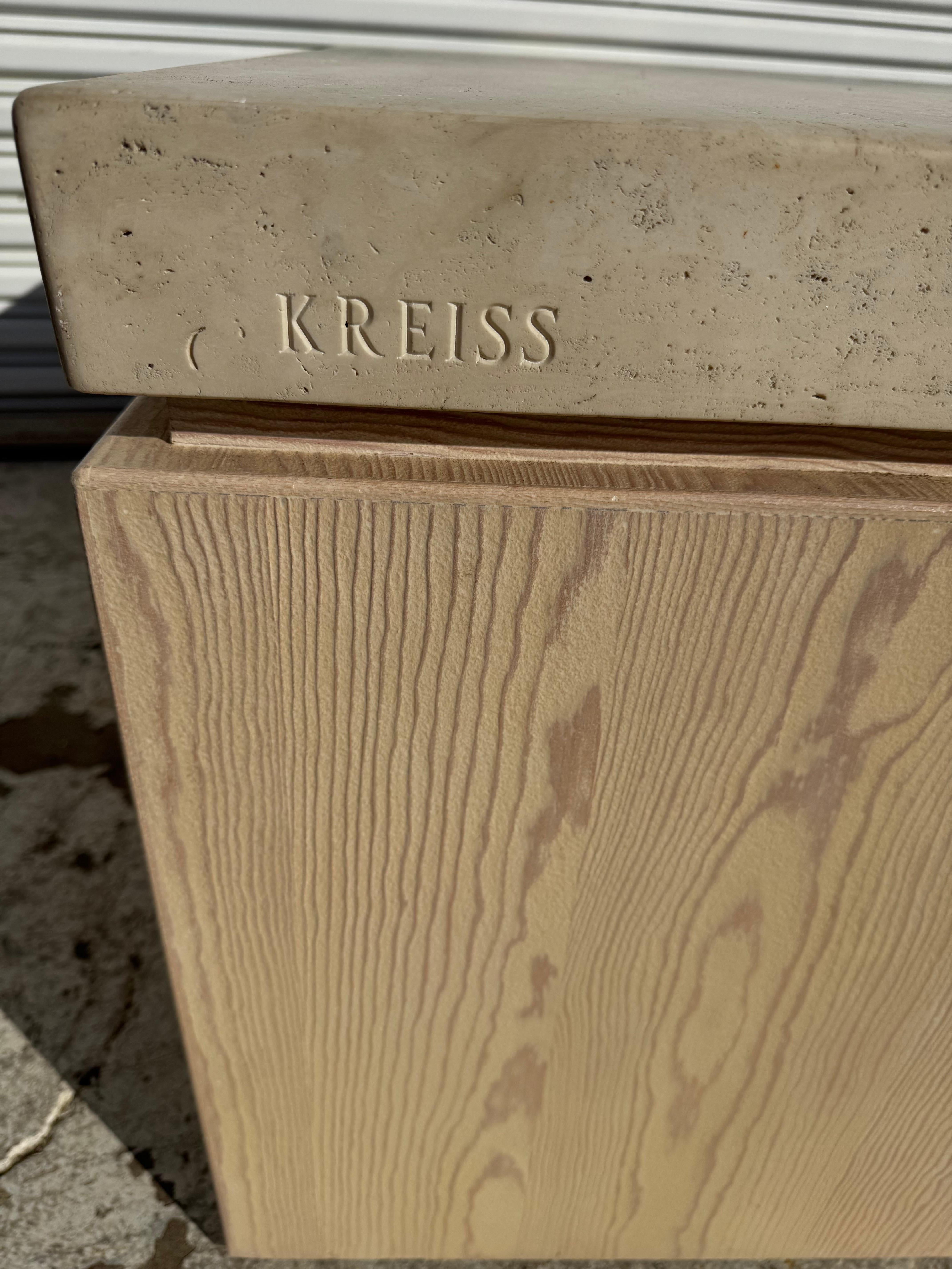 Moderne Paire de tables de nuit en travertin de Kreiss en vente