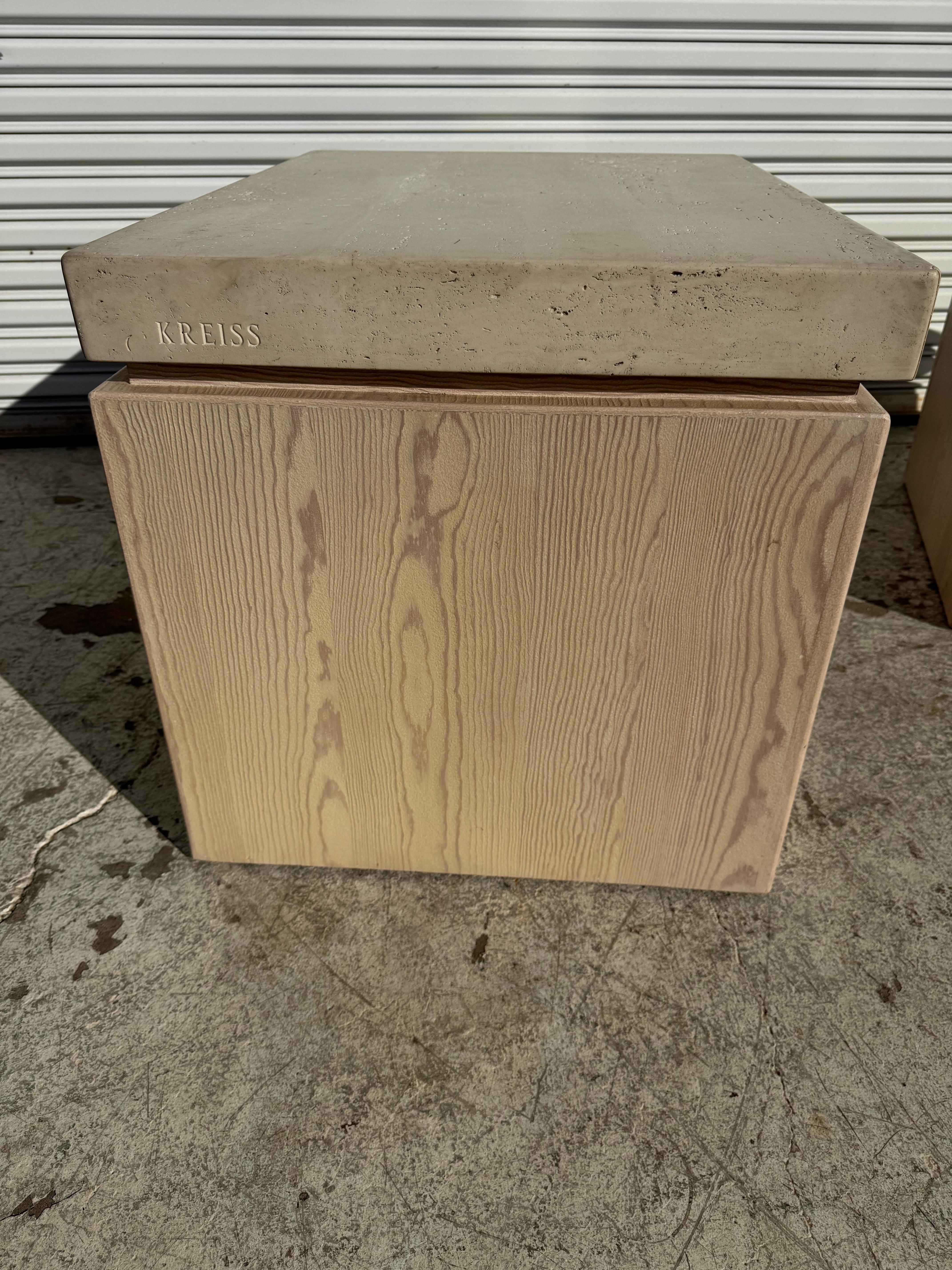 Américain Paire de tables de nuit en travertin de Kreiss en vente