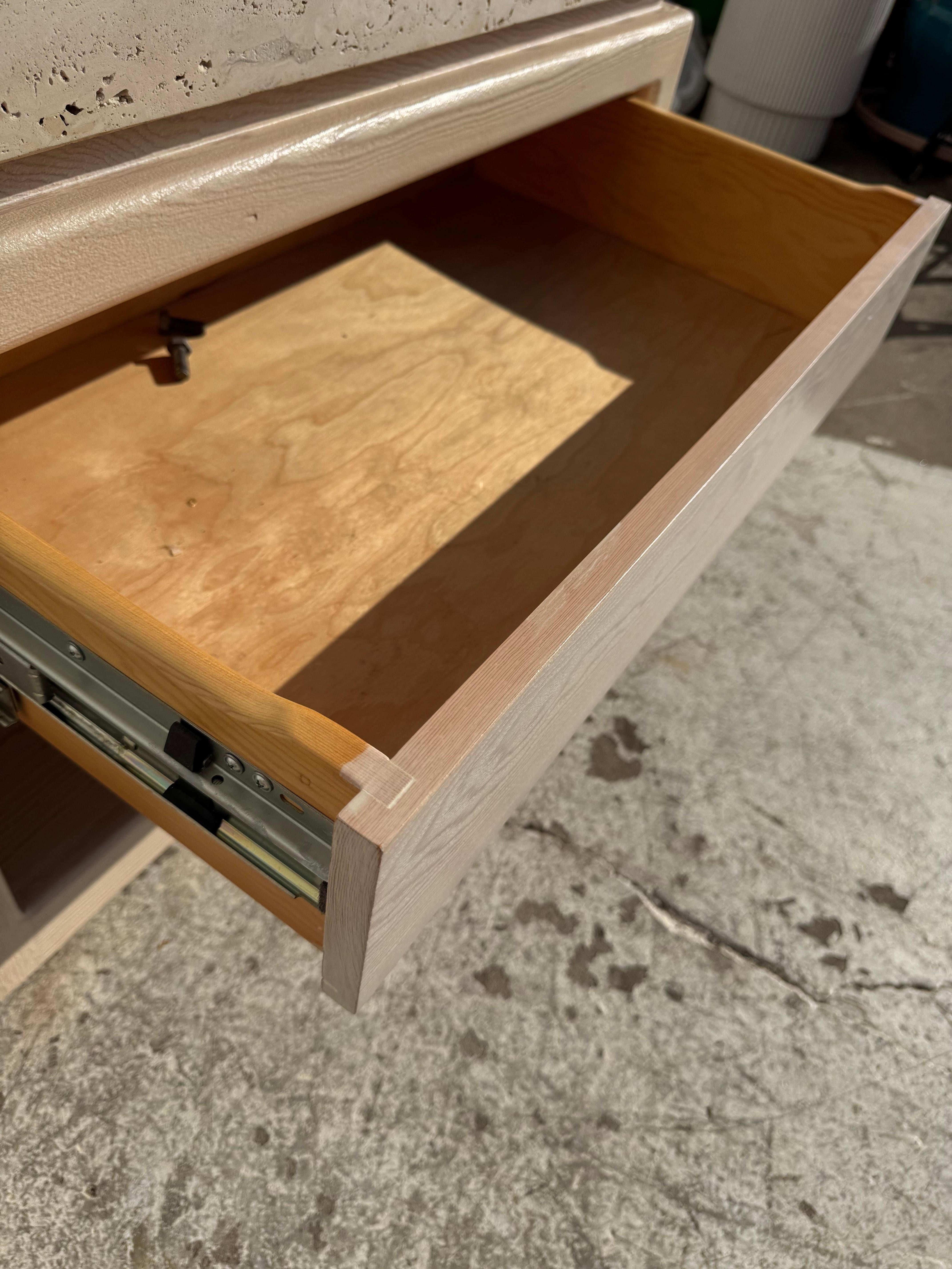 Cérusé Paire de tables de nuit en travertin de Kreiss en vente