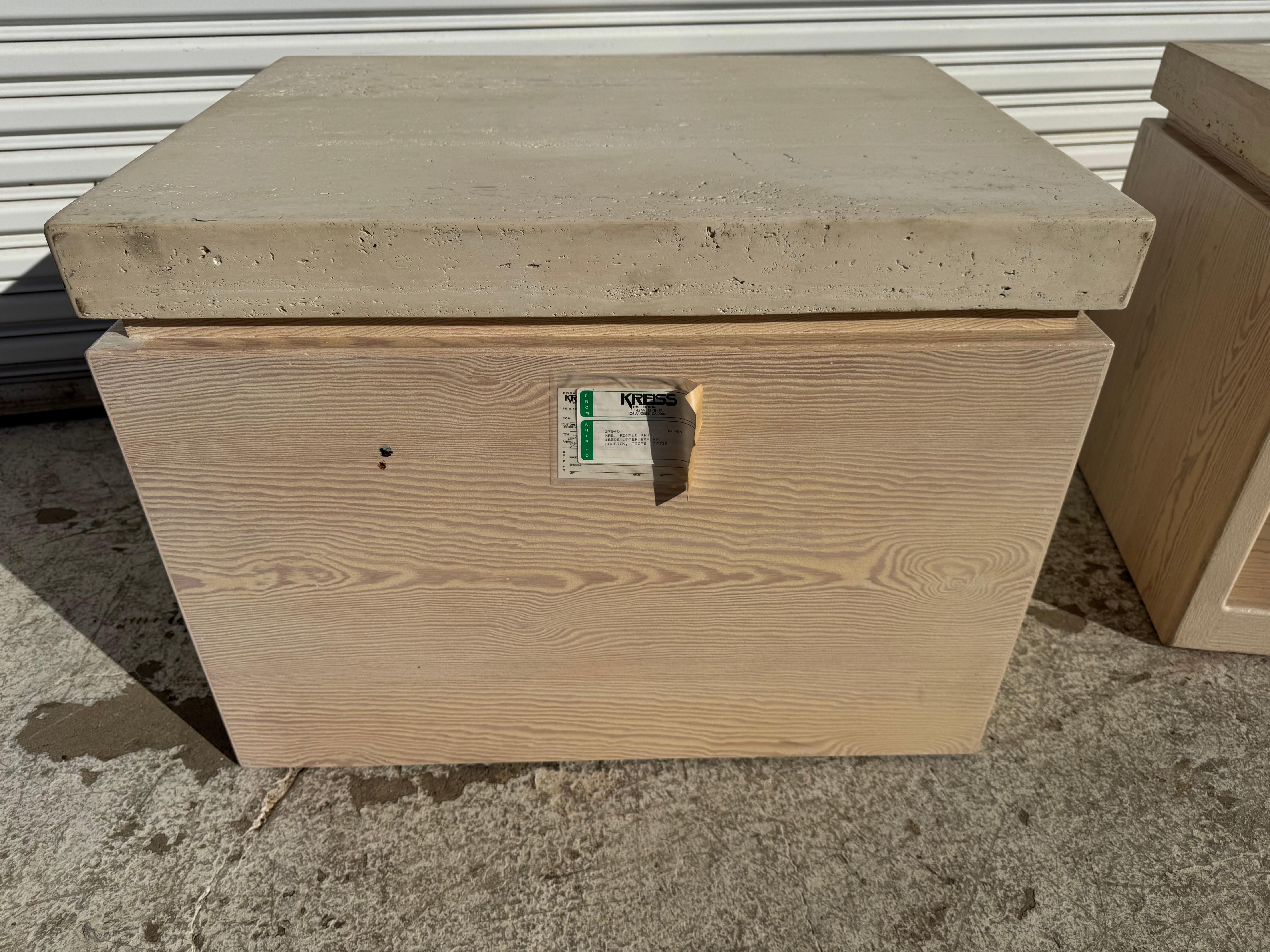 Paire de tables de nuit en travertin de Kreiss Bon état - En vente à Pasadena, TX