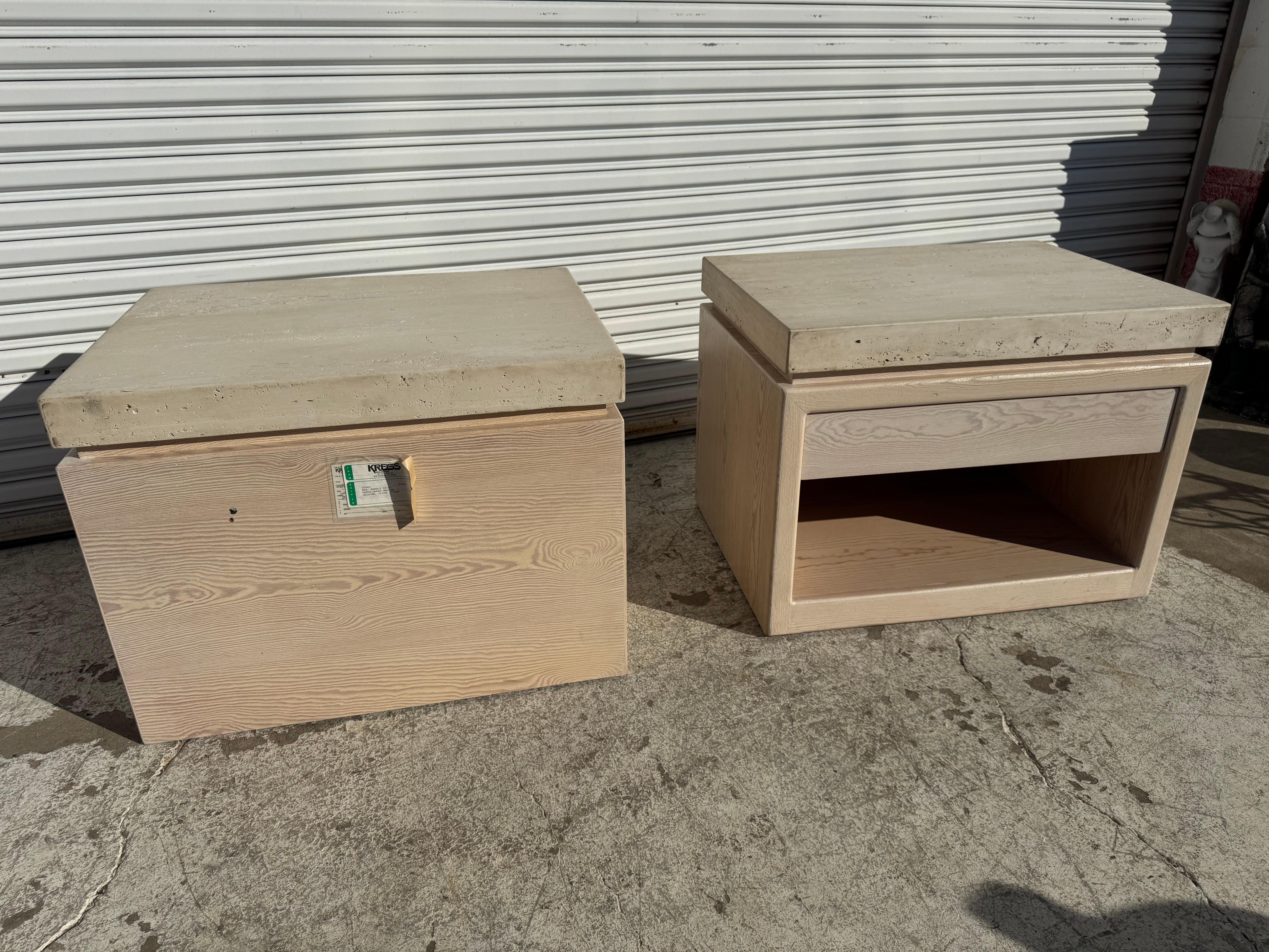 20ième siècle Paire de tables de nuit en travertin de Kreiss en vente
