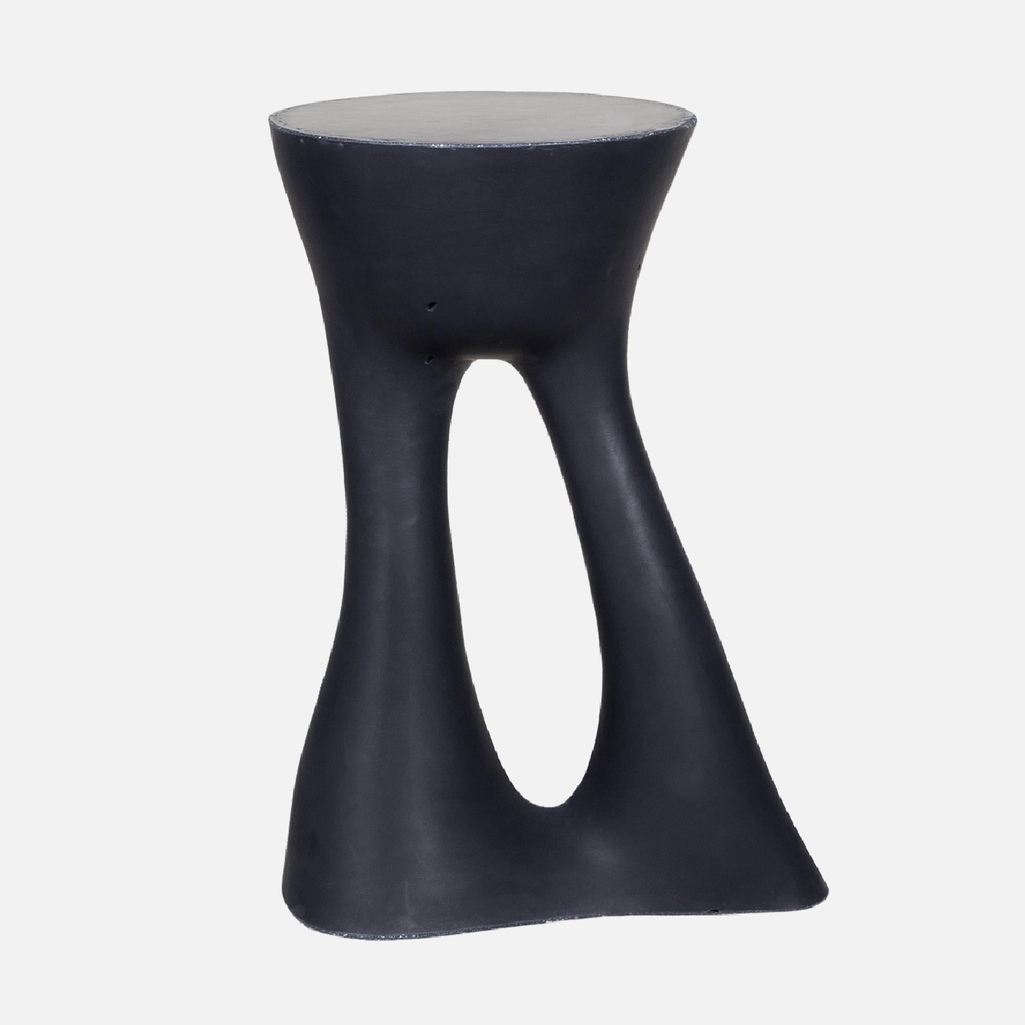 Pareja de mesillas de noche Kreten, mesillas de noche en negro de Souda, por encargo Moderno en venta