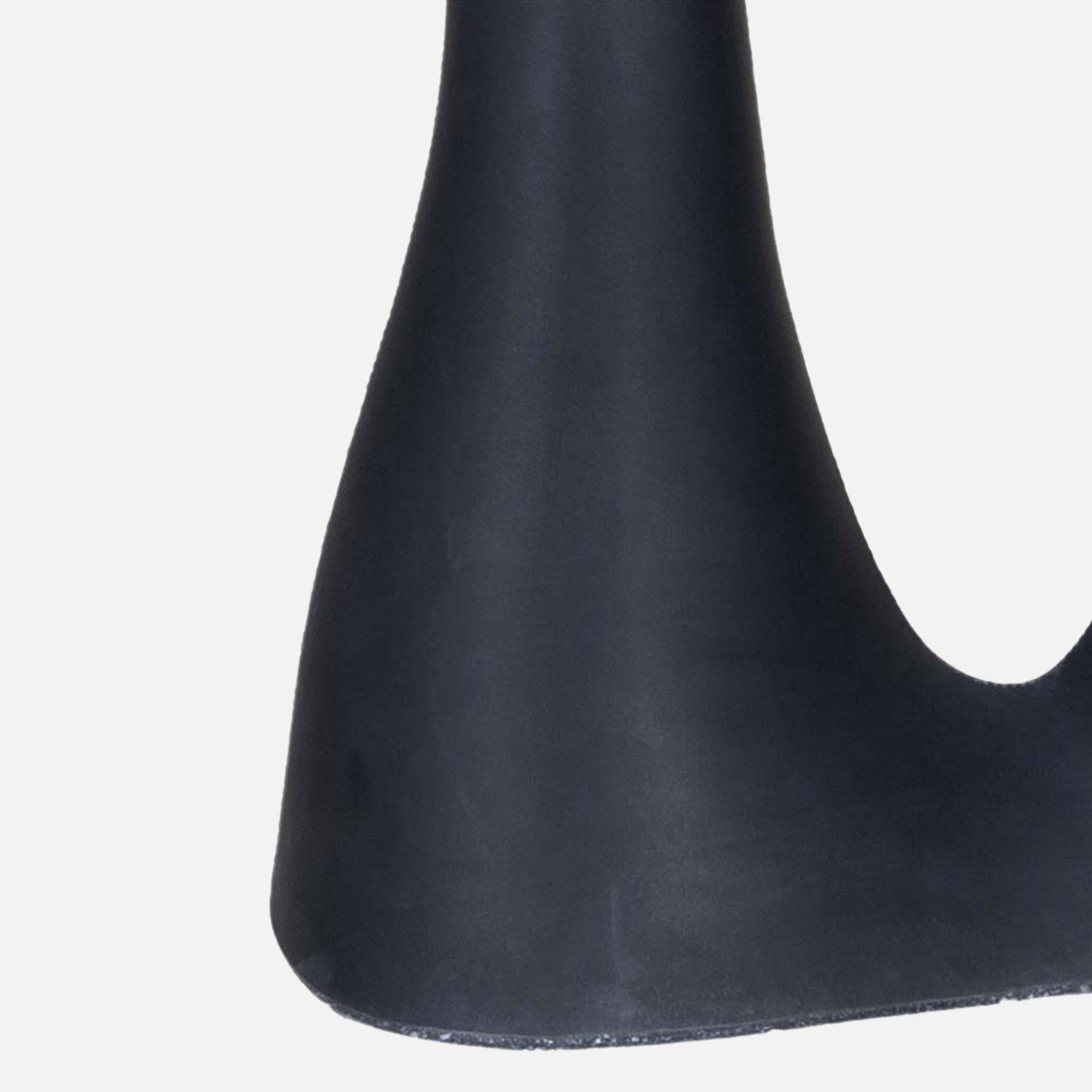 Pareja de mesillas de noche Kreten, mesillas de noche en negro de Souda, por encargo Siglo XXI y contemporáneo en venta