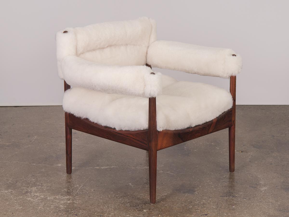 Nous avons repris les lignes minimales des chaises longues Modus de Kristian Vedel et les avons habillées d'une luxueuse laine de mouton en peluche, revigorant ainsi ce design moderne. Le dossier et les accoudoirs sculptés en forme d'écharpe