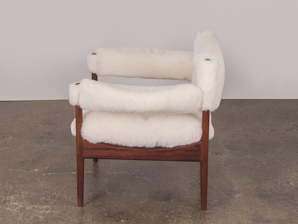 Danois Paire de chaises longues Modus Kristian Vedel à dossier bas en peau de mouton  en vente