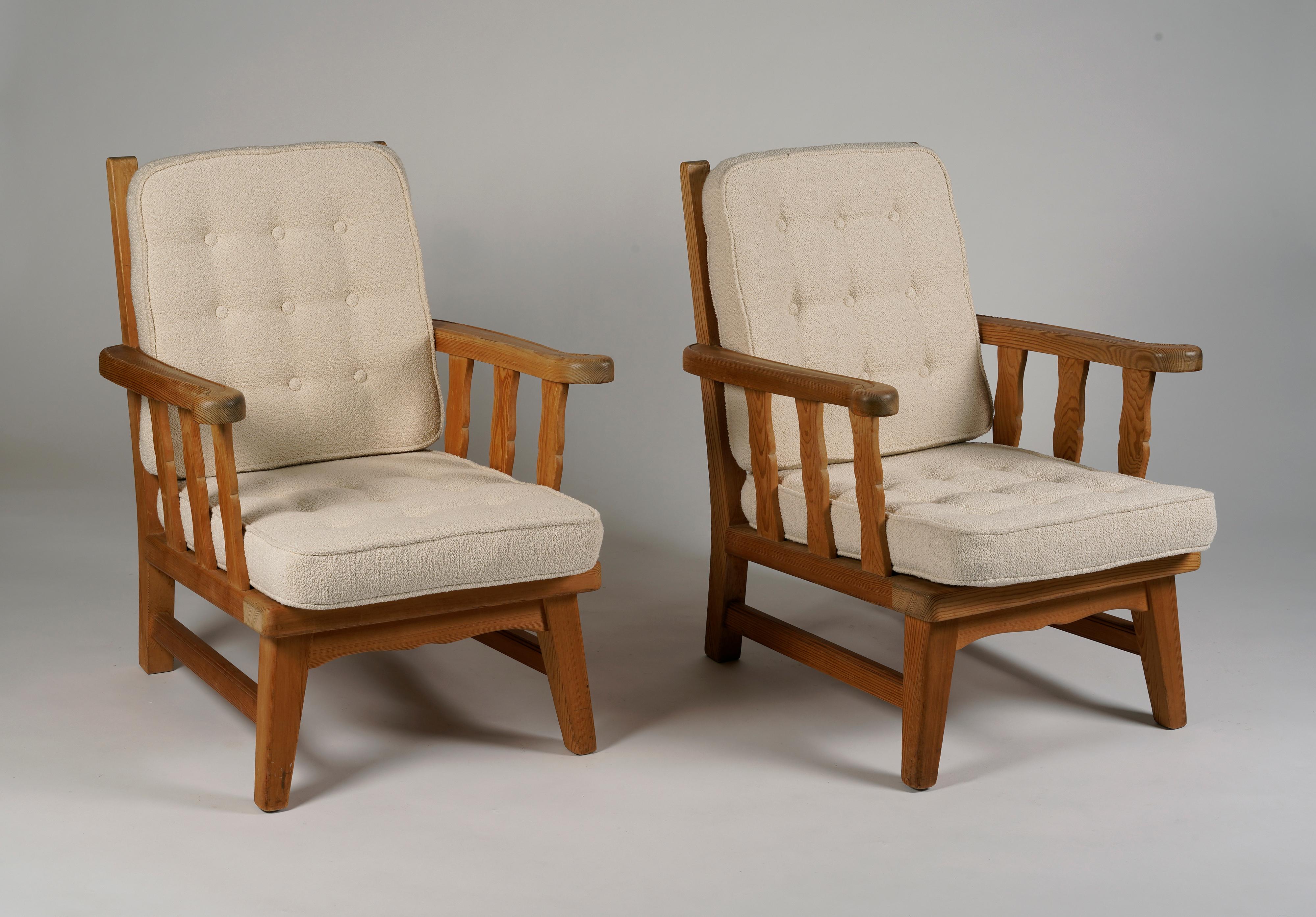 Una coppia di poltrone Krogenäs in pino massiccio. Prodotto negli anni '60. Presentano una bella patina nel legno e anche un bel dettaglio intagliato nei braccioli. Riabbellito in tessuto bouclé. 

Non segnato.

In buone condizioni, ma con alcuni