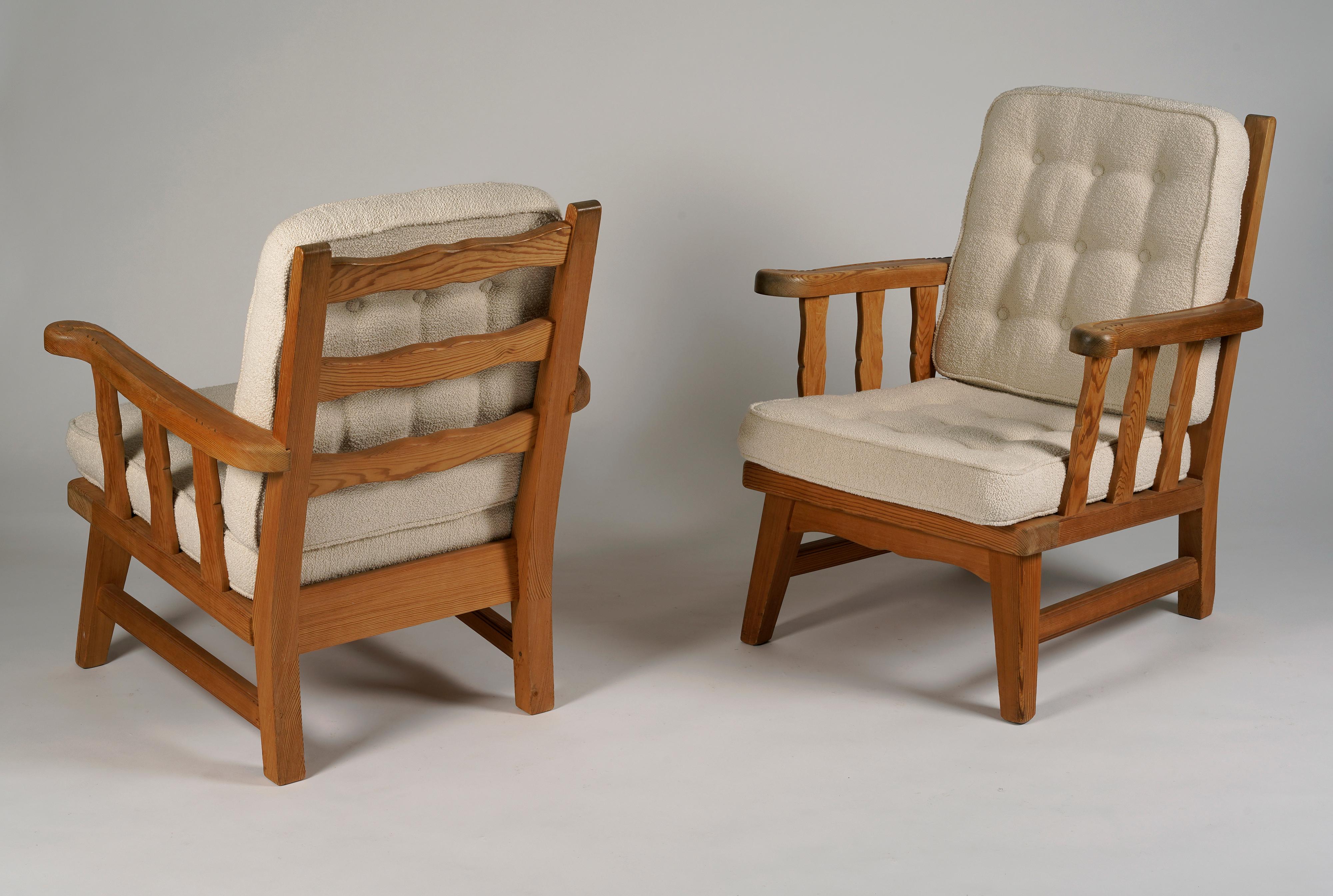 Scandinavo moderno Coppia di poltrone Fabrice in pino, rivestite in tessuto bouclé, anni '60 in vendita