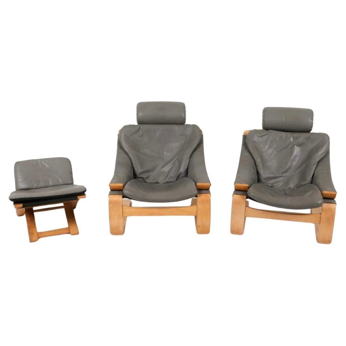 Paire de chaises longues en bois courbé en cuir gris Kroken avec (1) ottoman Ake Fribytter. Joli cuir gris avec cadre en bois courbé de couleur blonde. Chaises longues très basses de type 