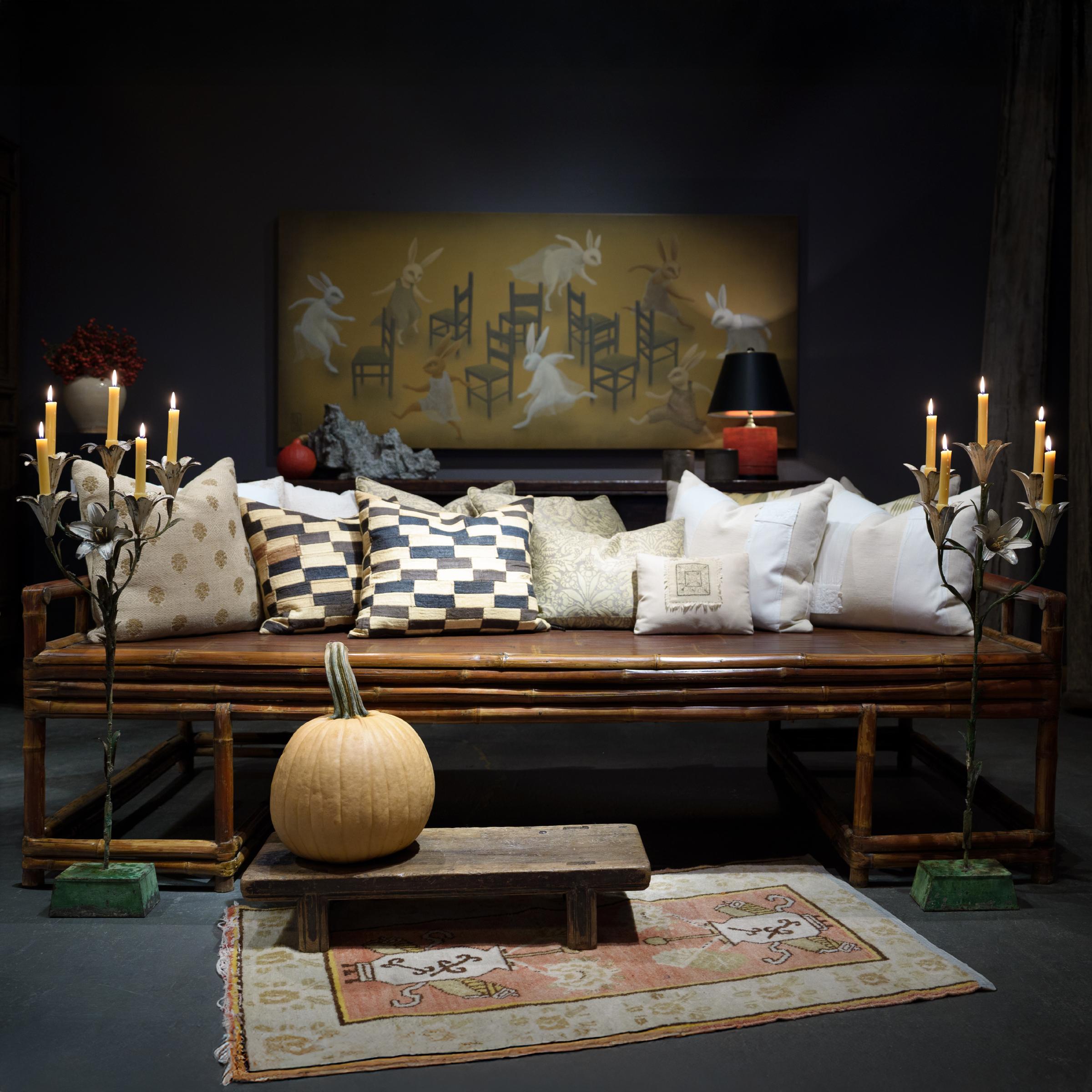 Ces coussins artisanaux ont été conçus par une artiste locale de Chicago et historienne du textile qui réutilise avec amour les tissus, vêtements et fragments de broderie vintage qu'elle collectionne au cours de ses voyages. 

Rempli de duvet et