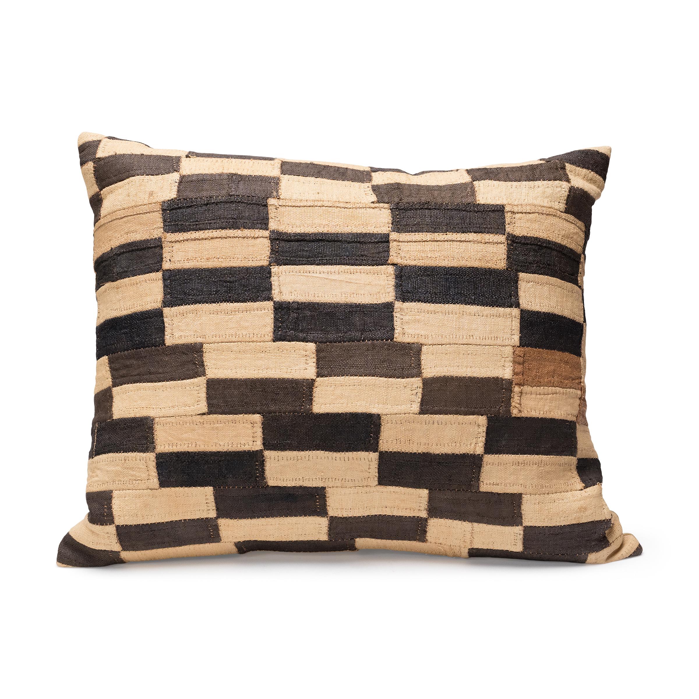 Tribal Paire de coussins en tissu Kuba en vente