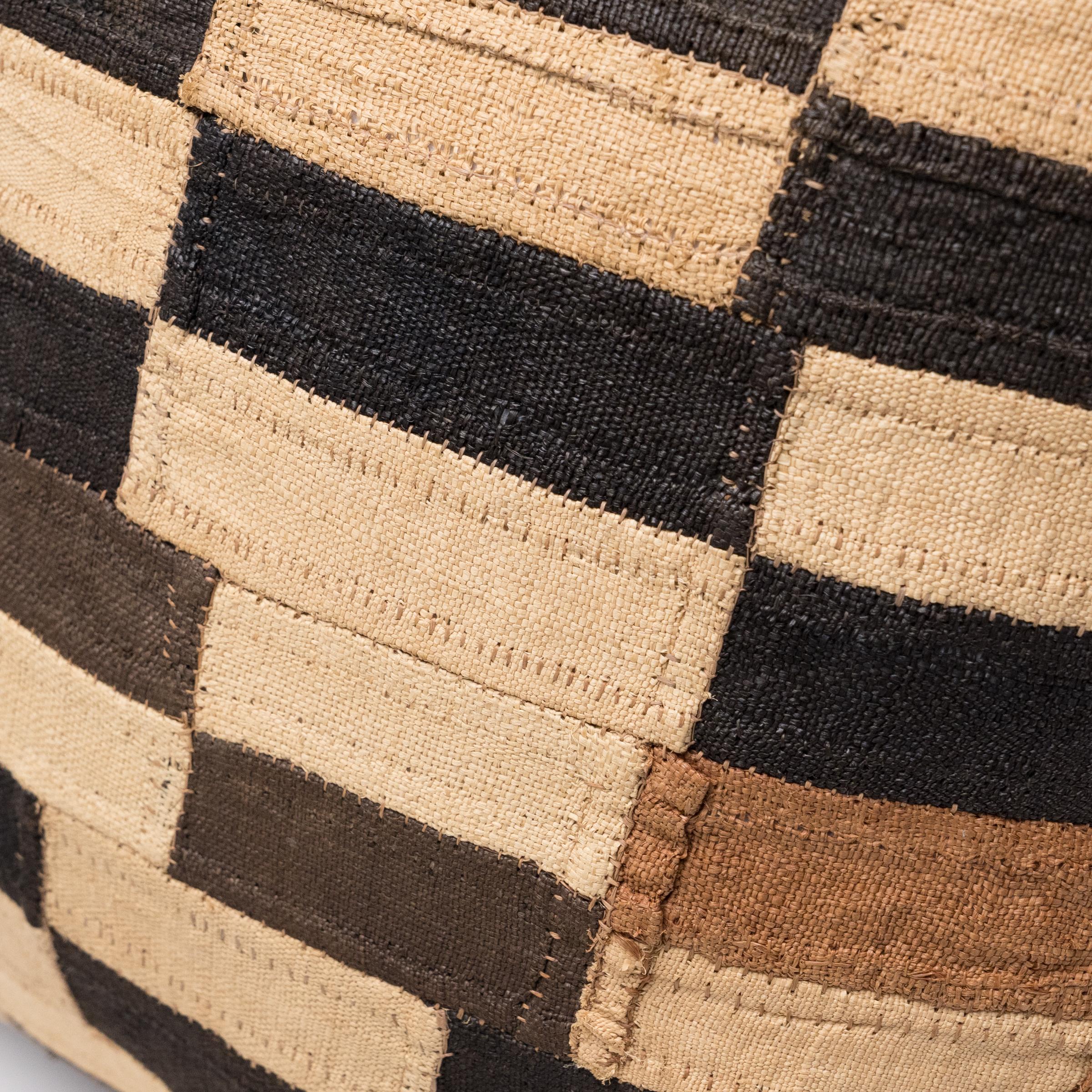 Paire de coussins en tissu Kuba Bon état - En vente à Chicago, IL