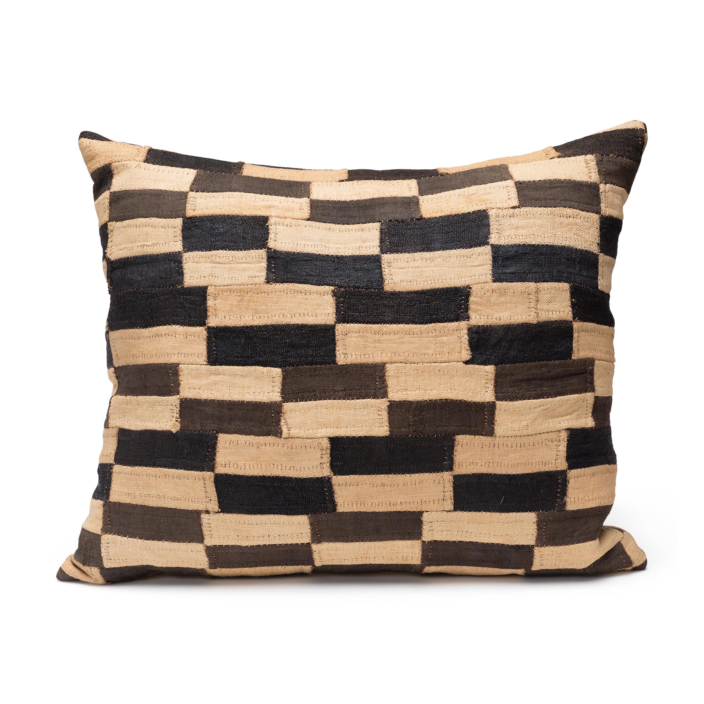 XXIe siècle et contemporain Paire de coussins en tissu Kuba en vente