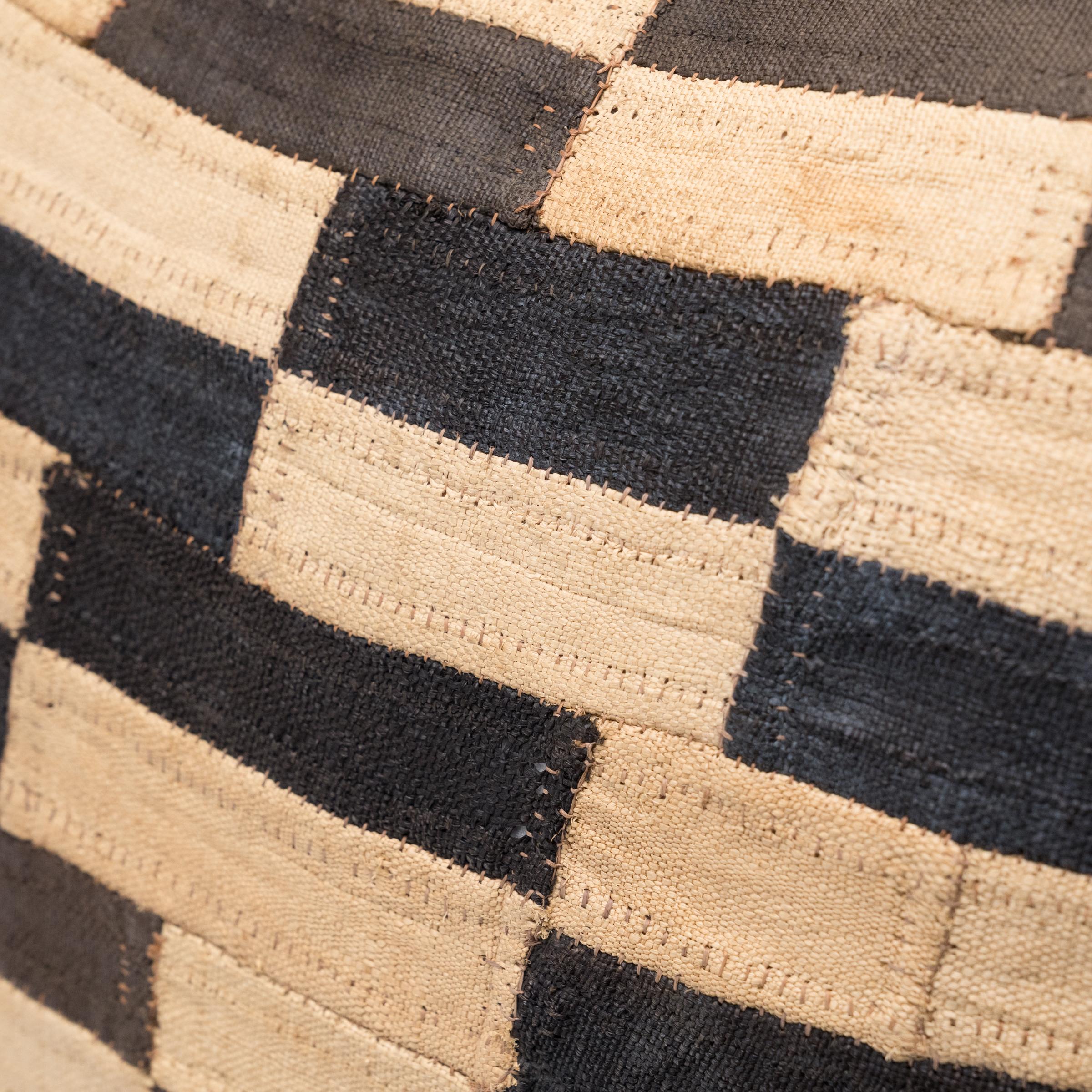 Paire de coussins en tissu Kuba en vente 1