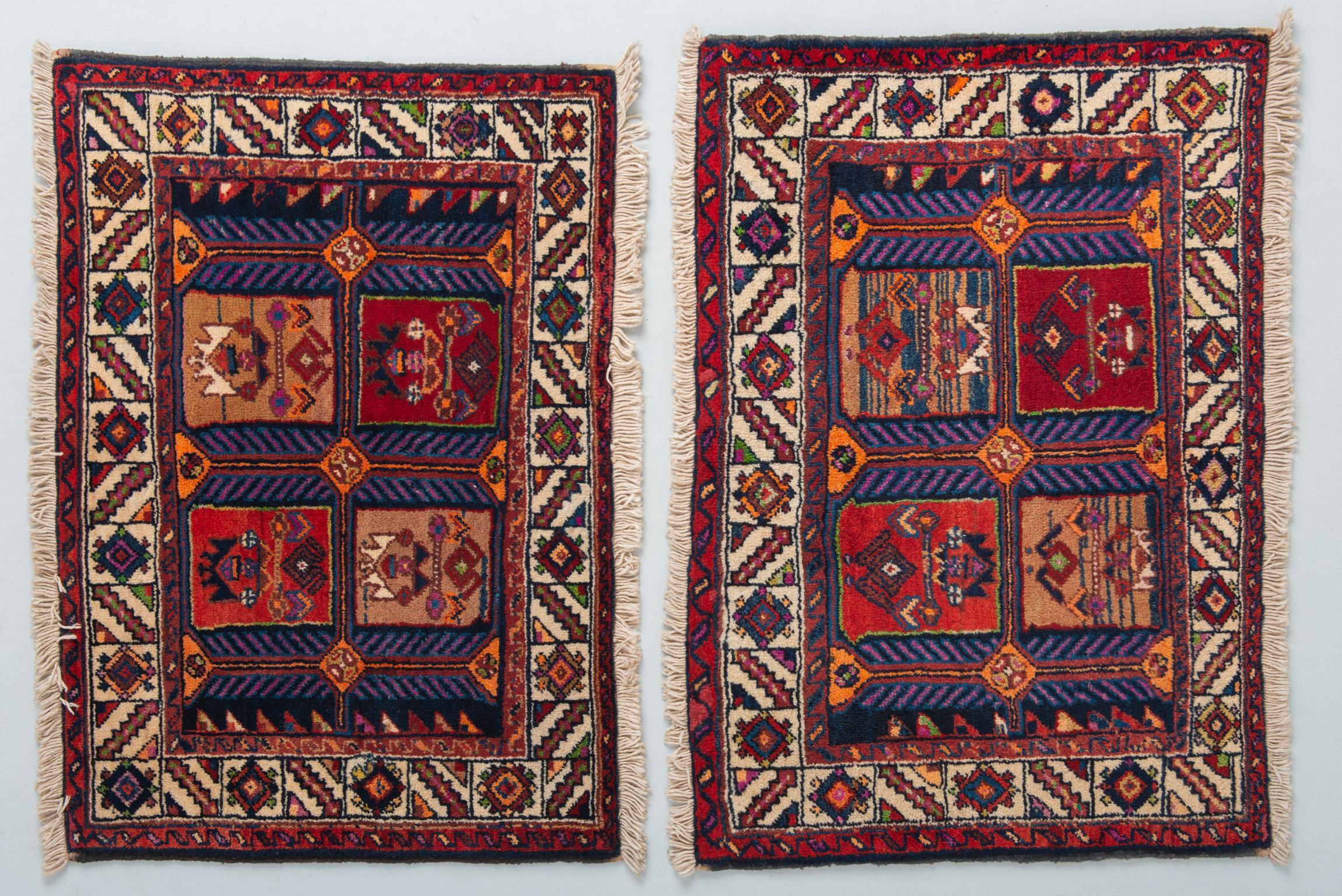 Inusual par de alfombras, utilizadas como asiento en la alfombra grande. Raros de encontrar en perfecto estado como éstos. También puedes utilizarlos apoyados en un banco o sofá.
