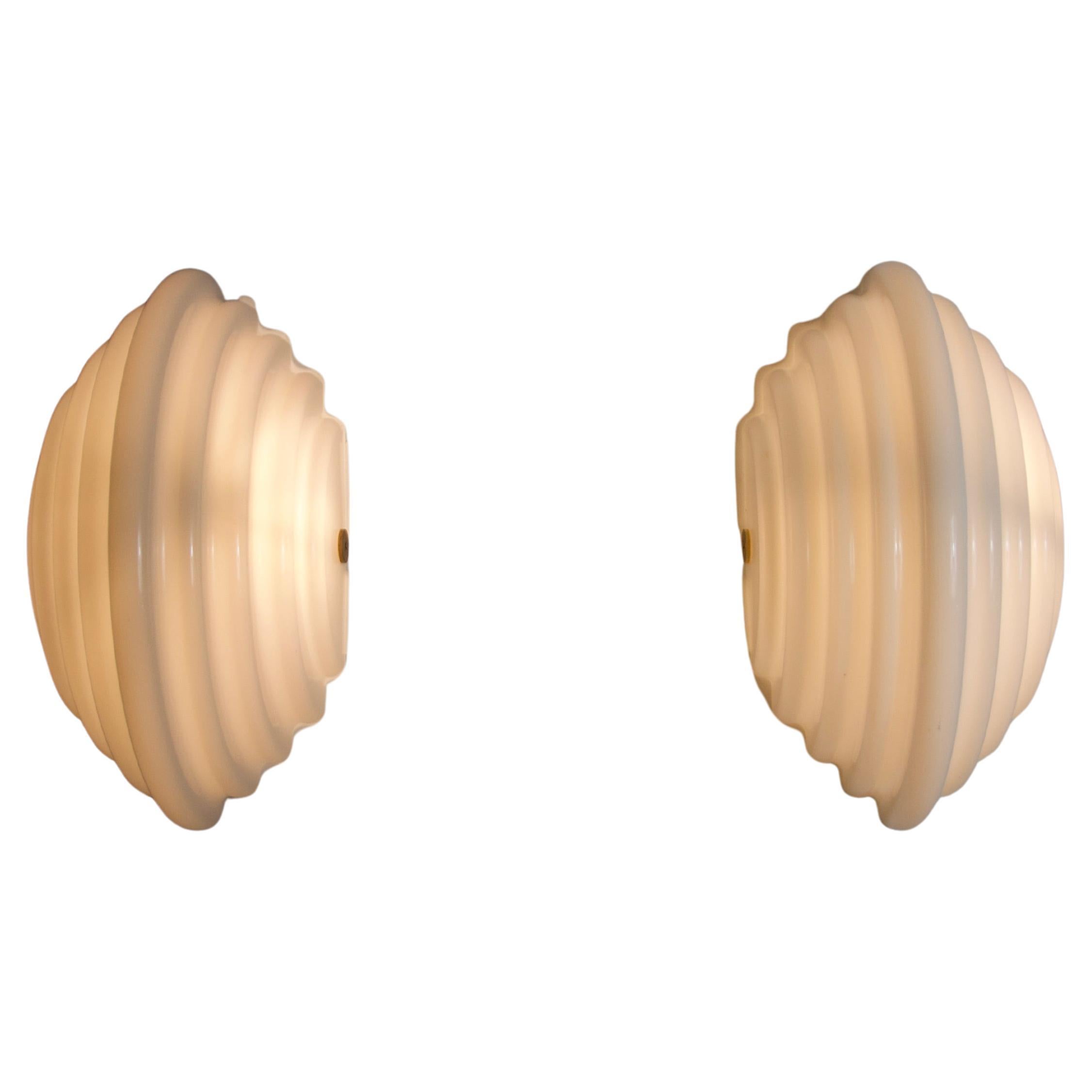 What is the difference between acrylic and Lucite?