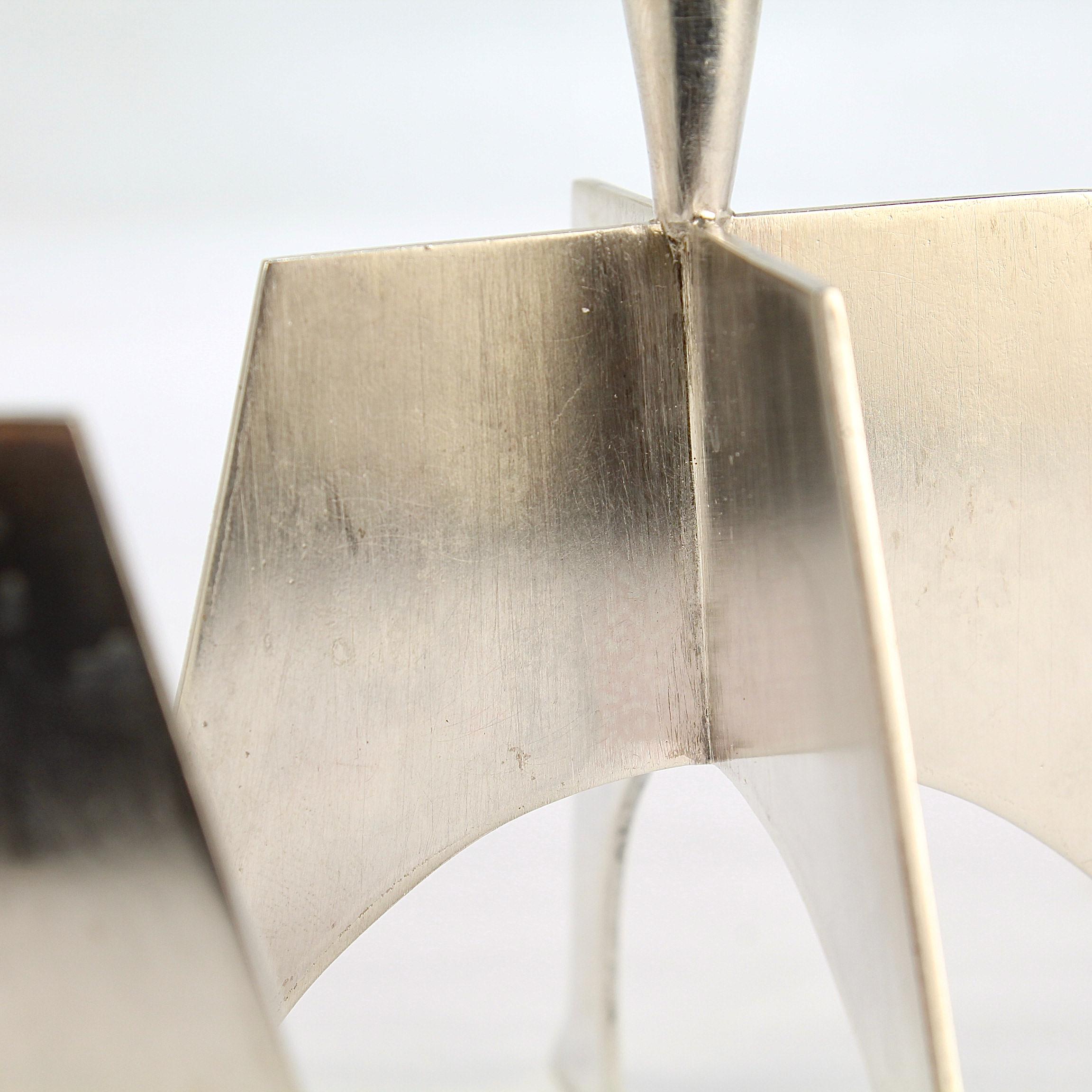 Coppia di candelieri modernisti in argento sterling battuto a mano di Kurt Matzdorf in vendita 4