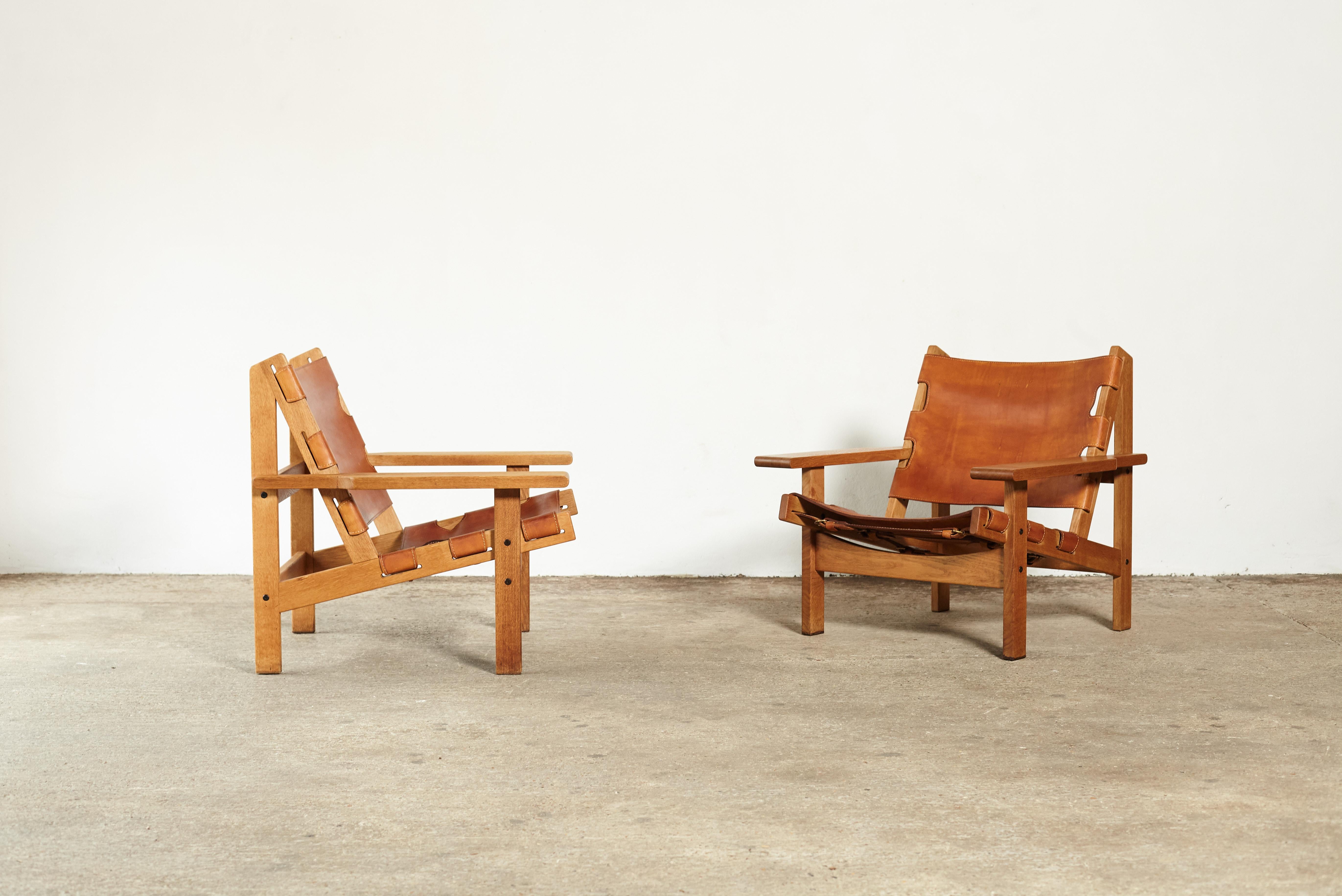 A super pair of rare Kurt Ostervig Hunting chairs (sometimes attributed to Erling Jessen), produced by K.P. Jørgensens Møbelfabrik, Denmark, 1960s. Solid oak and patinated cognac leather. Reminicent of Børge Mogensen's Spanish and Hunting chairs