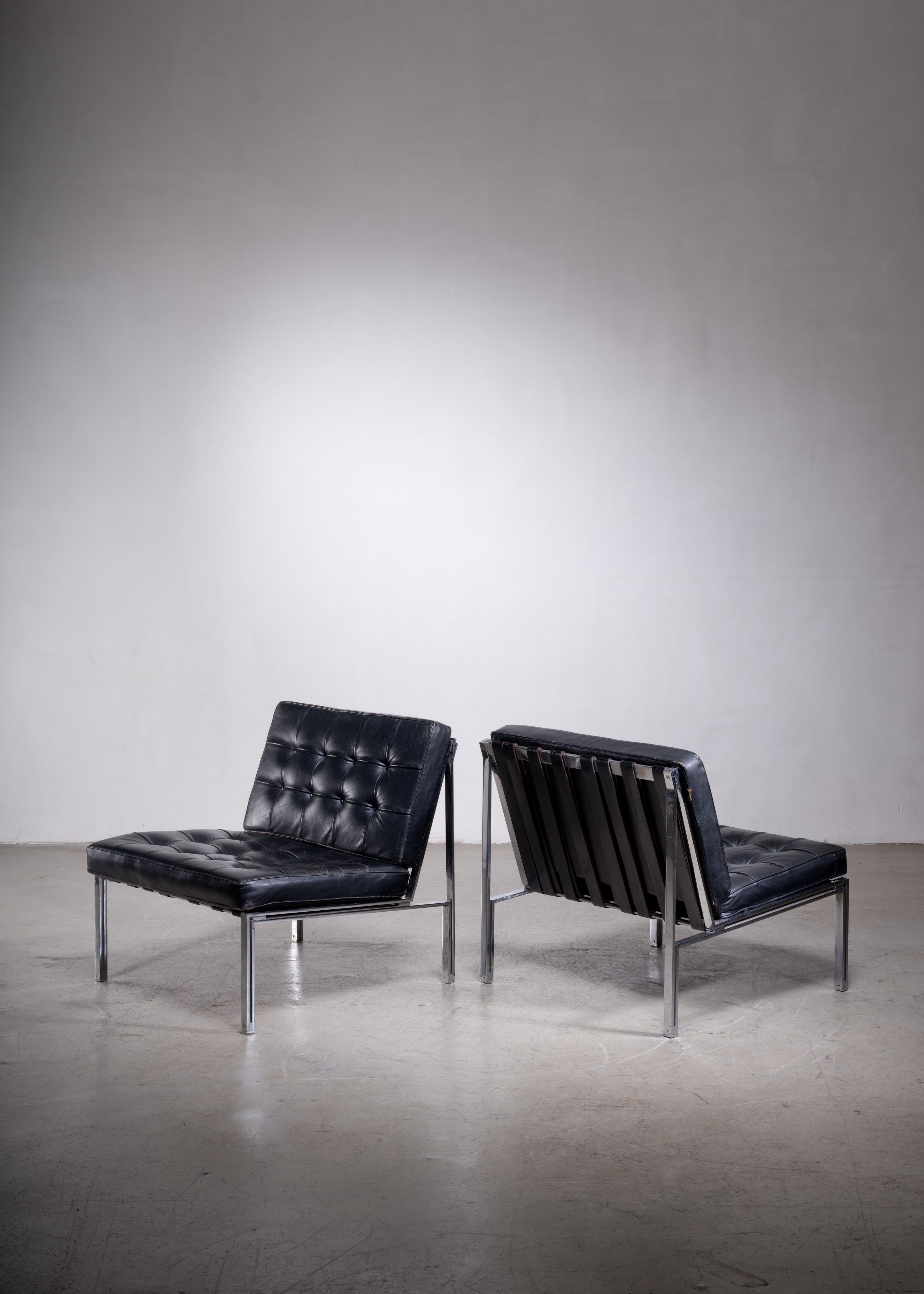 Mid-Century Modern Pair of Kurt Thut side chairs with black leather tufted cushions For Sale