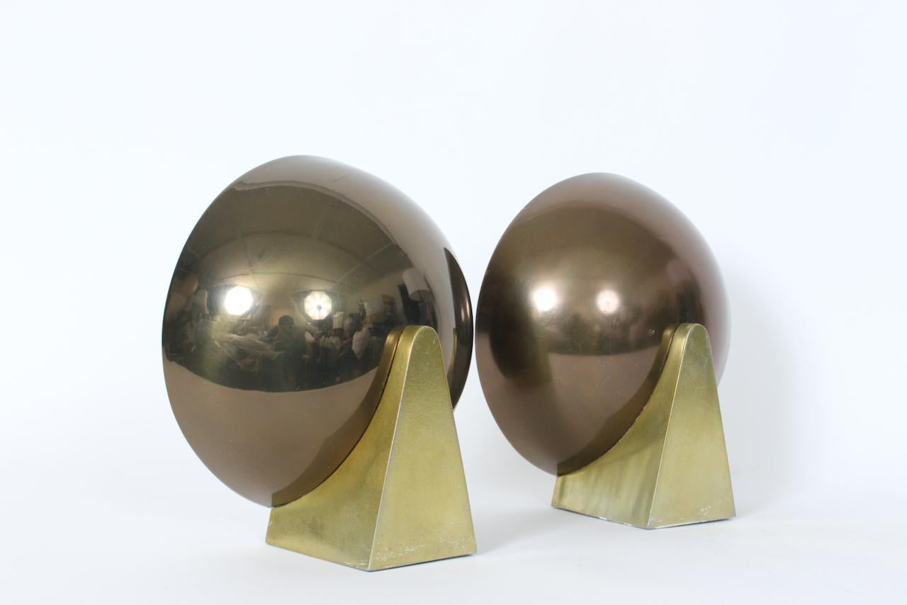 Coppia di lampade Kurt Versen in ottone e metallo placcato bronzo antico.  Presenta due supporti da parete in metallo placcato ottone (4L x 6D x 4,75H) con paralumi a cupola in bronzo antico (10D). Con prese in ceramica. I paralumi smaltati Off