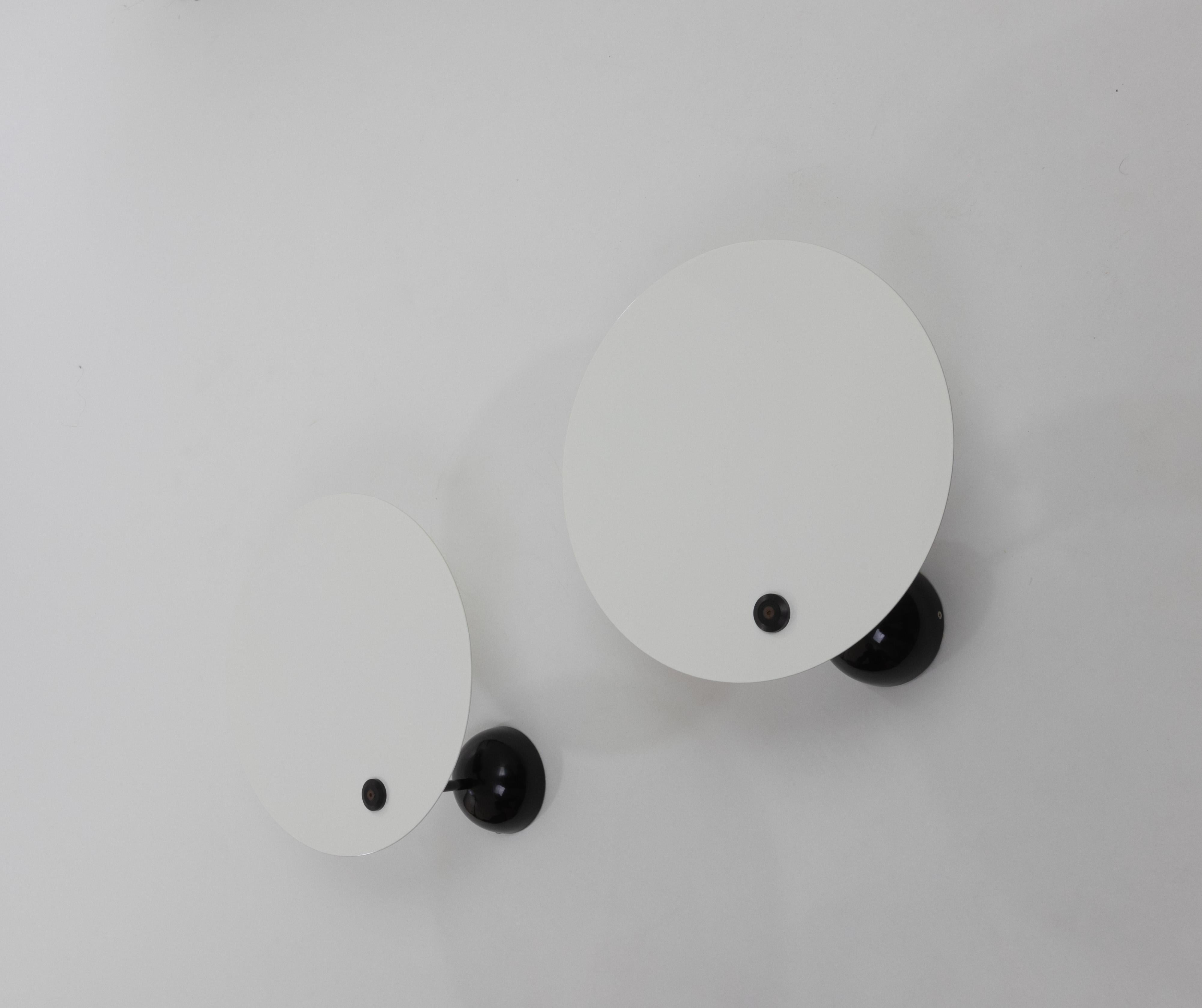 Laqué Paire d'appliques Kuta par Vico Magistretti pour O-Luce, 1980 en vente