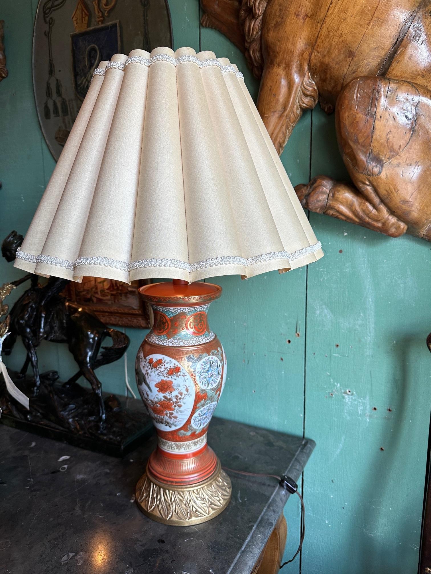Paar Kutani-Vasen aus der Meiji-Periode, Porzellanurnen, Tischlampen, Antiques LA-Leuchten im Angebot 9