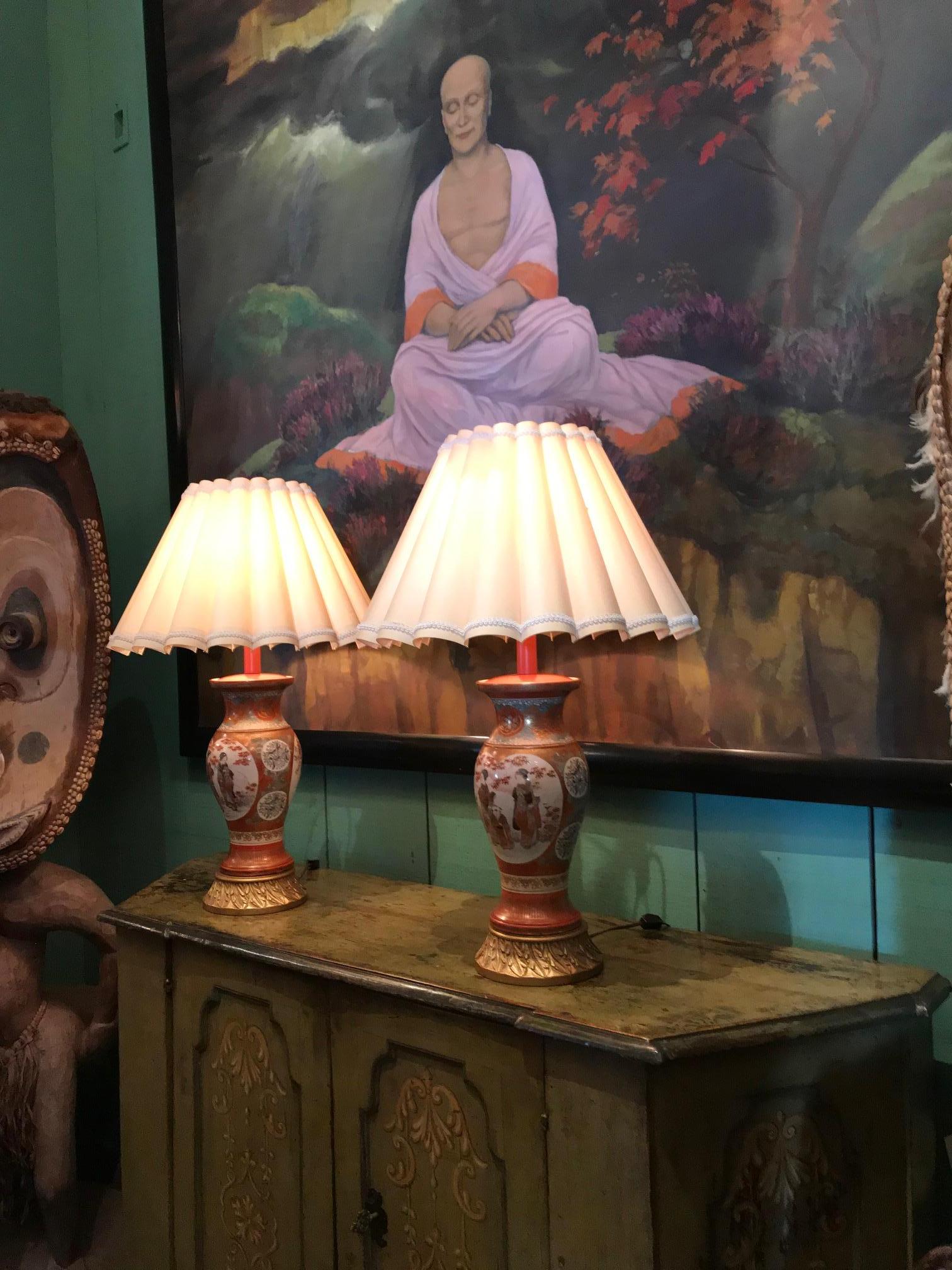 Paar Kutani-Vasen aus der Meiji-Periode, Porzellanurnen, Tischlampen, Antiques LA-Leuchten im Zustand „Gut“ im Angebot in West Hollywood, CA
