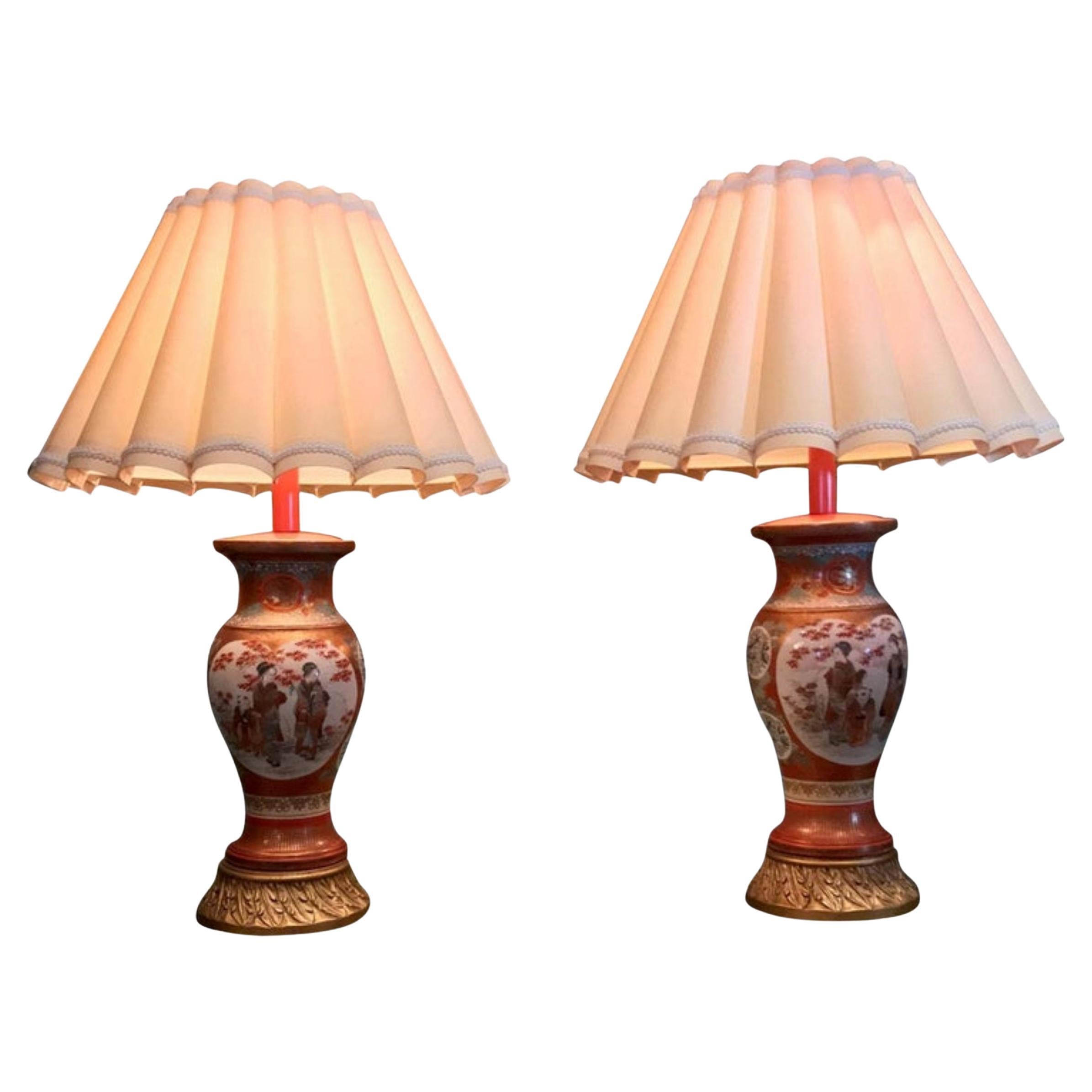 Paar Kutani-Vasen aus der Meiji-Periode, Porzellanurnen, Tischlampen, Antiques LA-Leuchten im Angebot