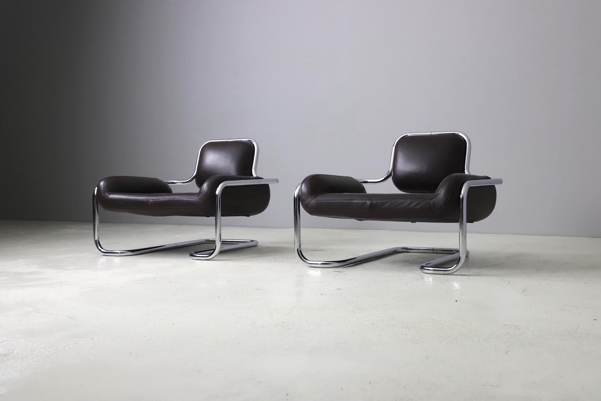 Les chaises Lemon Sole, conçues par Kwok Hoi Chan en 1969 et produites par Steiner, présentent un mélange unique d'esthétique ludique et de confort ergonomique. Inspirées par la forme du poisson limande-sole, ces pièces remarquables présentent des