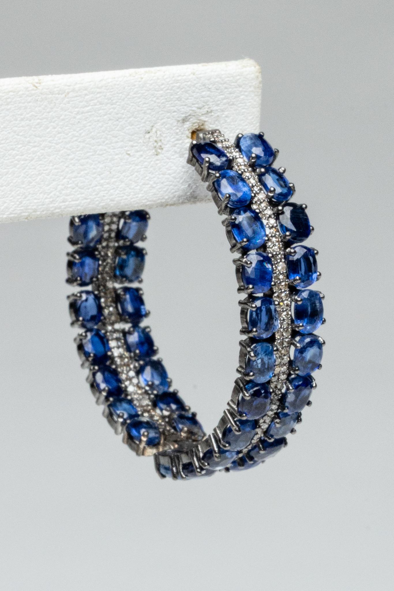 Un fantastico paio di cerchi con una doppia fila di gemme ovali sfaccettate di cianite e una doppia fila di diamanti rotondi a taglio brillante nel mezzo.  Design all'interno, in modo che la parte posteriore del cerchio abbia le gemme rivolte in