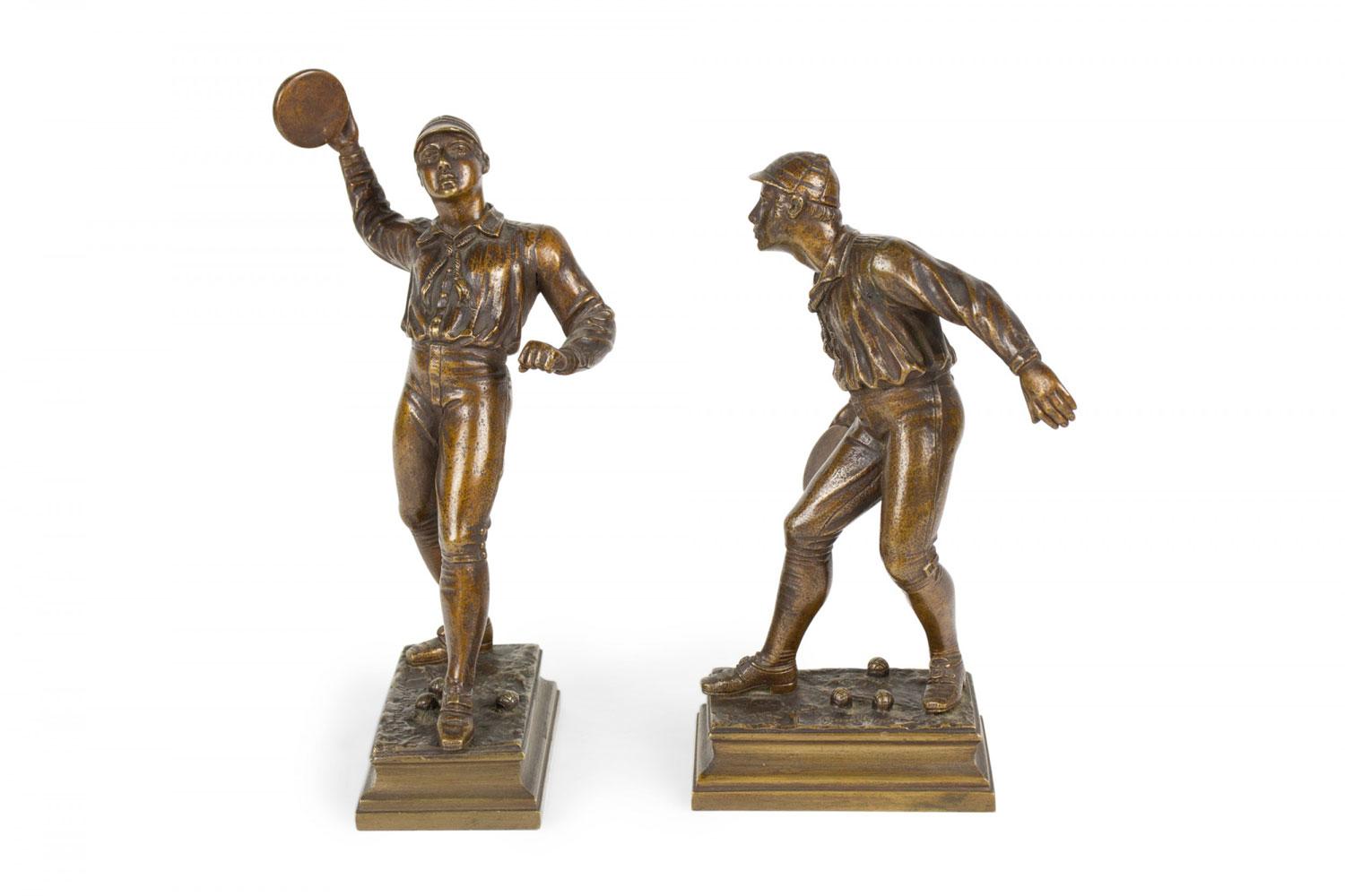 COPPIA di figure inglesi vittoriane in bronzo di uomini del XIX secolo che praticano sport con racchette (firmate L. GUILLEMIN)