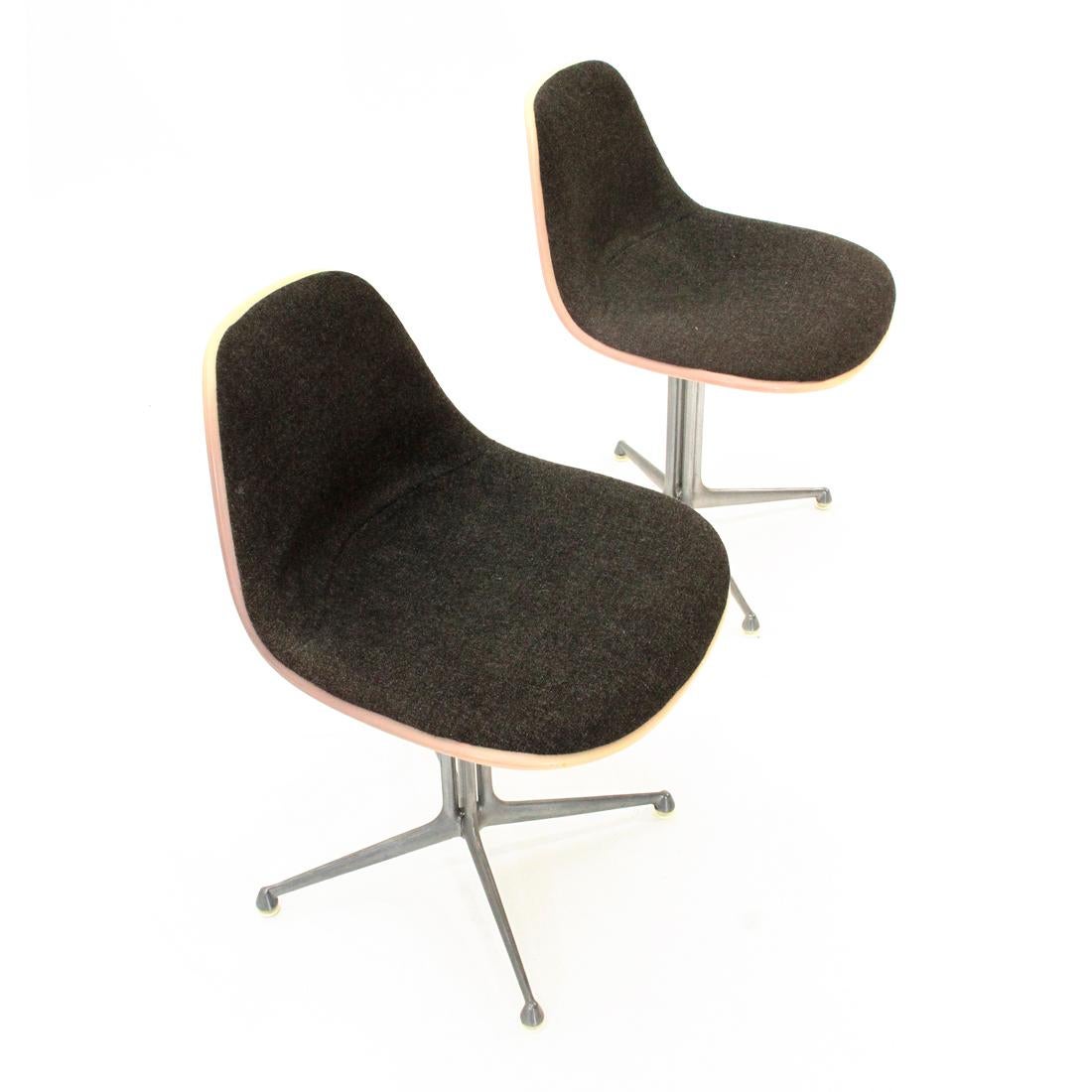 2 chairs produced in the 1960s by Herman Miller based on a design by Charles & Ray Eames.
Made with a polished die-cast aluminum base.
Plastic shell, seat padded with polyurethane foam and covered with fabric.
Good general condition, halo on one