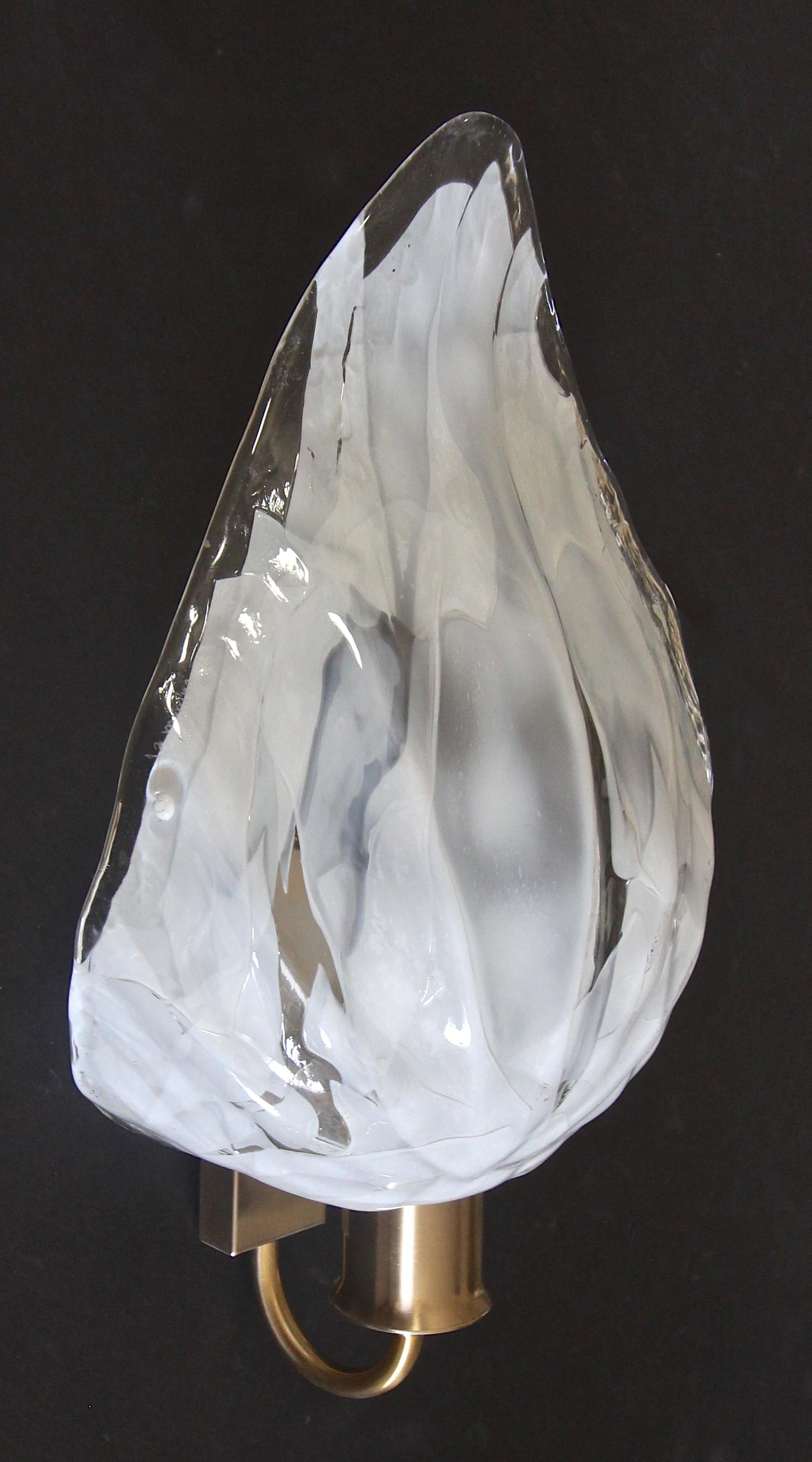 Pair of La Murrina Murano White and Clear Glass Leaf Wall Sconces In Good Condition For Sale In Palm Springs, CA