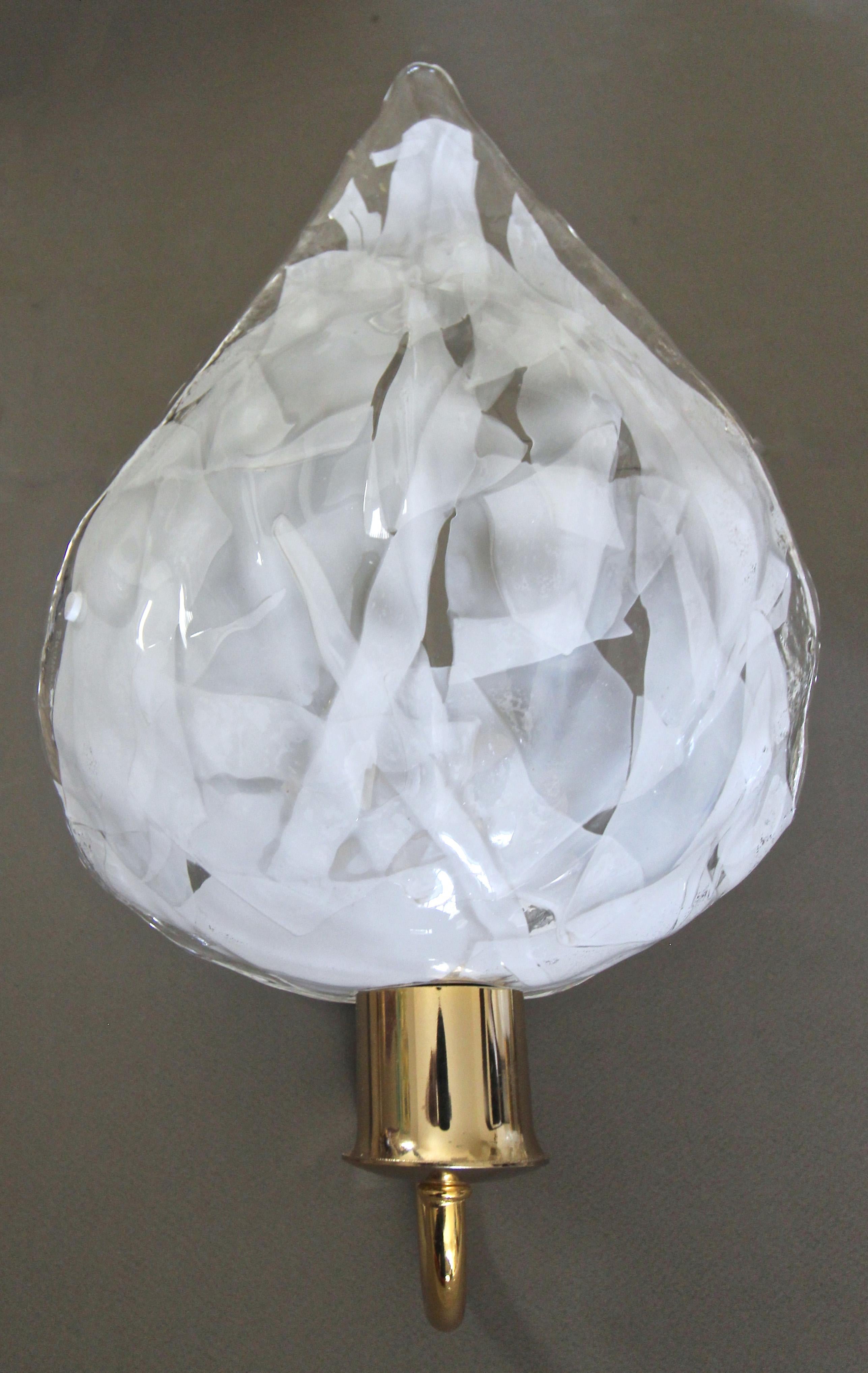 Pair of La Murrina Murano White and Clear Glass Leaf Wall Sconces In Good Condition For Sale In Palm Springs, CA