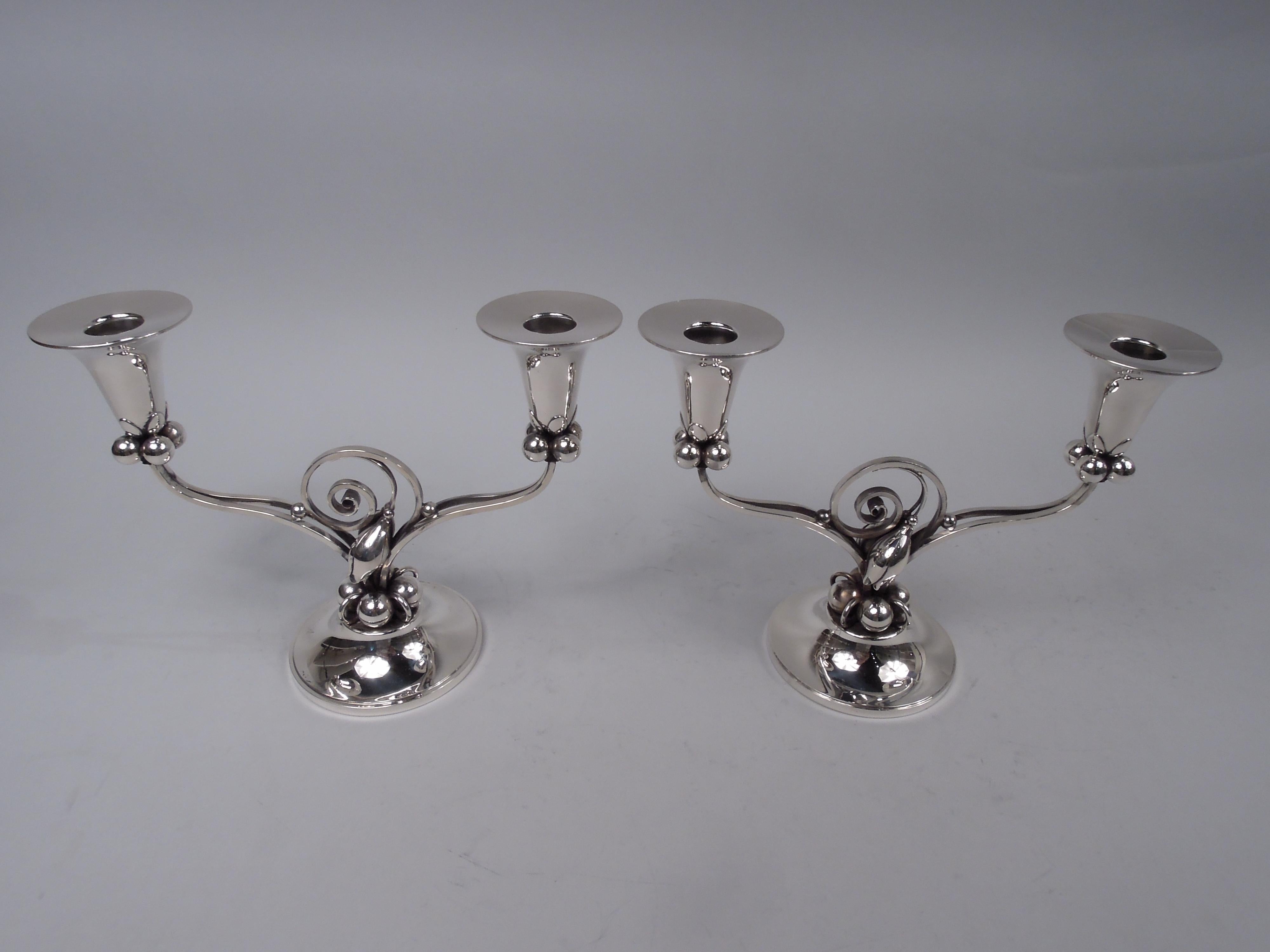 Paire de candélabres à deux lumières en argent sterling de style moderne du milieu du siècle dernier. Conçu par Alphonse La Paglia (d. 1953) pour International Silver Co. à Meriden, Conn. Deux bras, chacun comprenant deux rinceaux quadrilatéraux