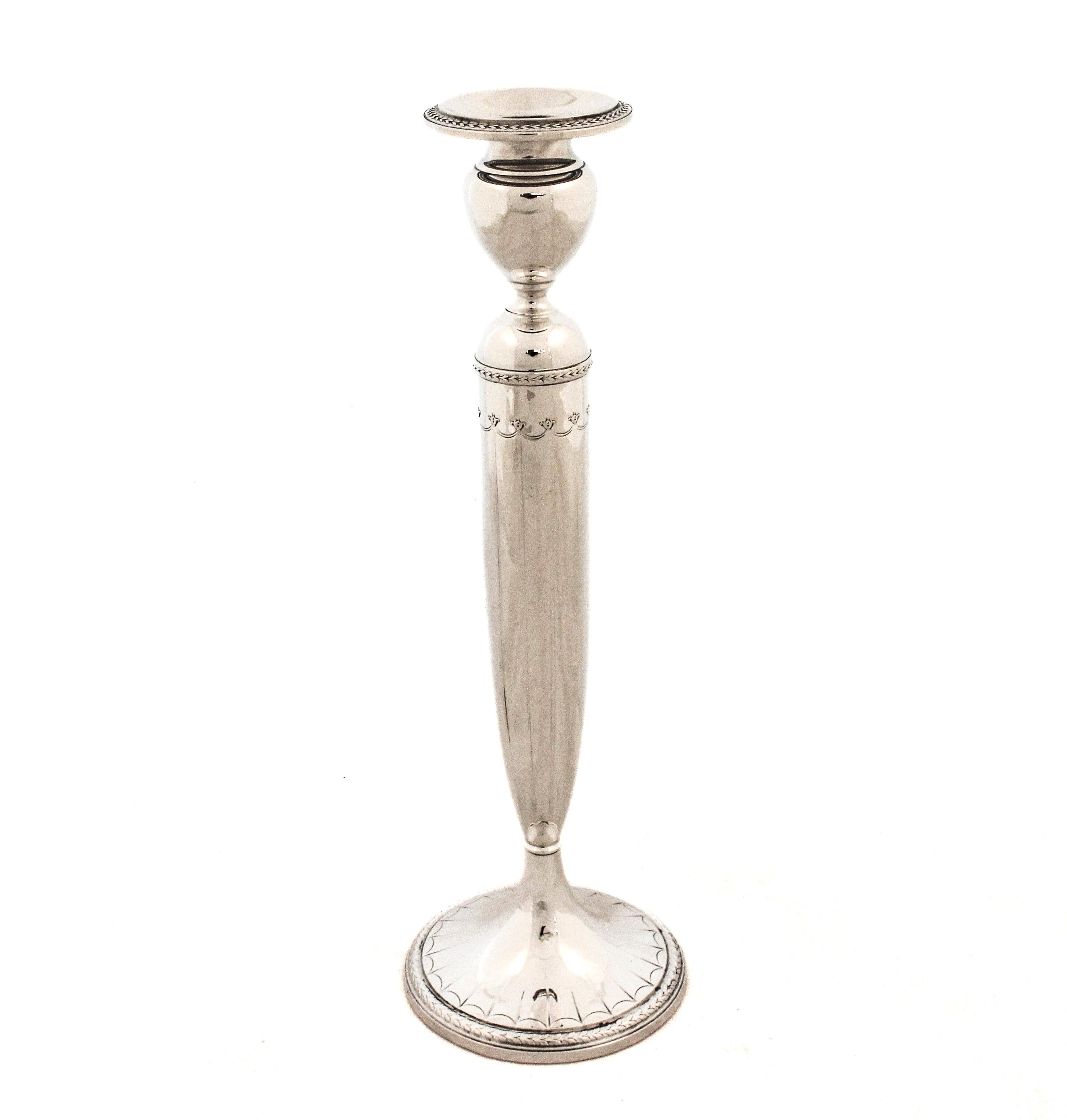 Ein anmutiges Paar Kerzenhalter aus Sterlingsilber von der La Pierre Manufacturing Company aus Newark, New Jersey. Jeder Kerzenhalter hat eine elegante, spitz zulaufende Form, die sich von einem runden Sockel aus erhebt, mit zarten, erhabenen