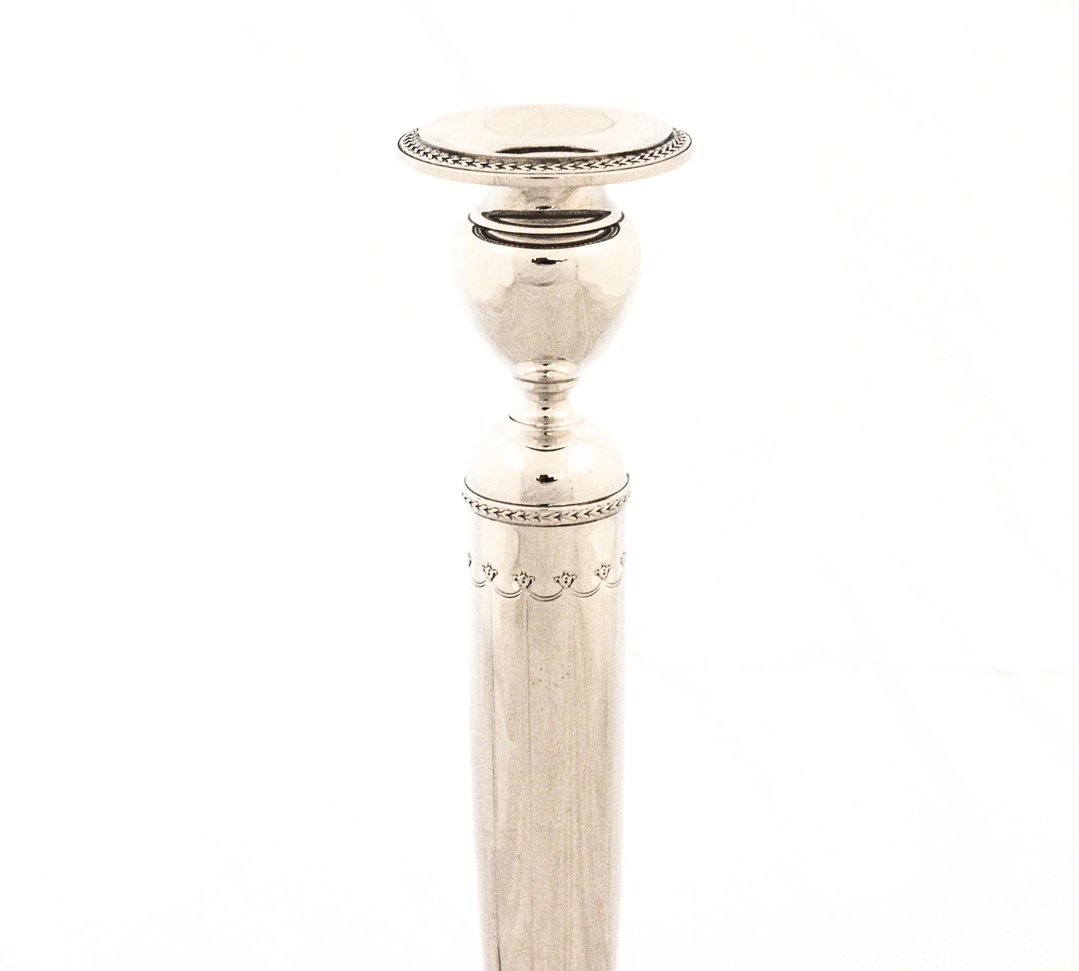 Paar La Pierre Kerzenleuchter aus Sterlingsilber (amerikanisch) im Angebot