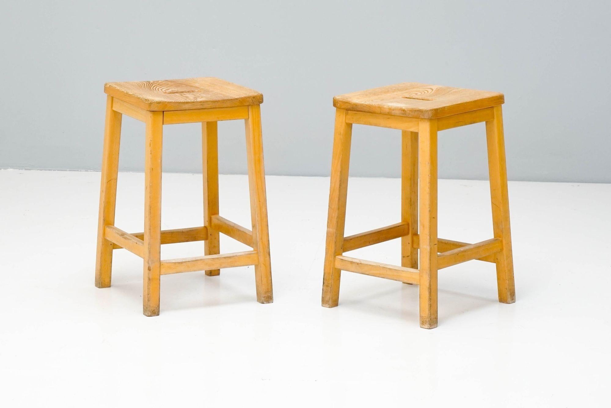 Pareja de taburetes de laboratorio con asientos agujereados. Precio del par.