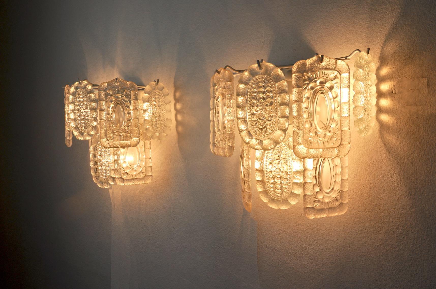 Very nice pair of kaiser leuchten wall lamps, designed and produced in Germany in the 1960s.

Glass molded like lace and white metal structure.

Unique object that will illuminate perfectly and bring a real design touch to your