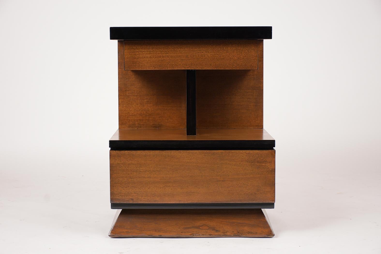 Pair of Lacquered Mid-Century Modern Style Nightstands In Good Condition In Los Angeles, CA