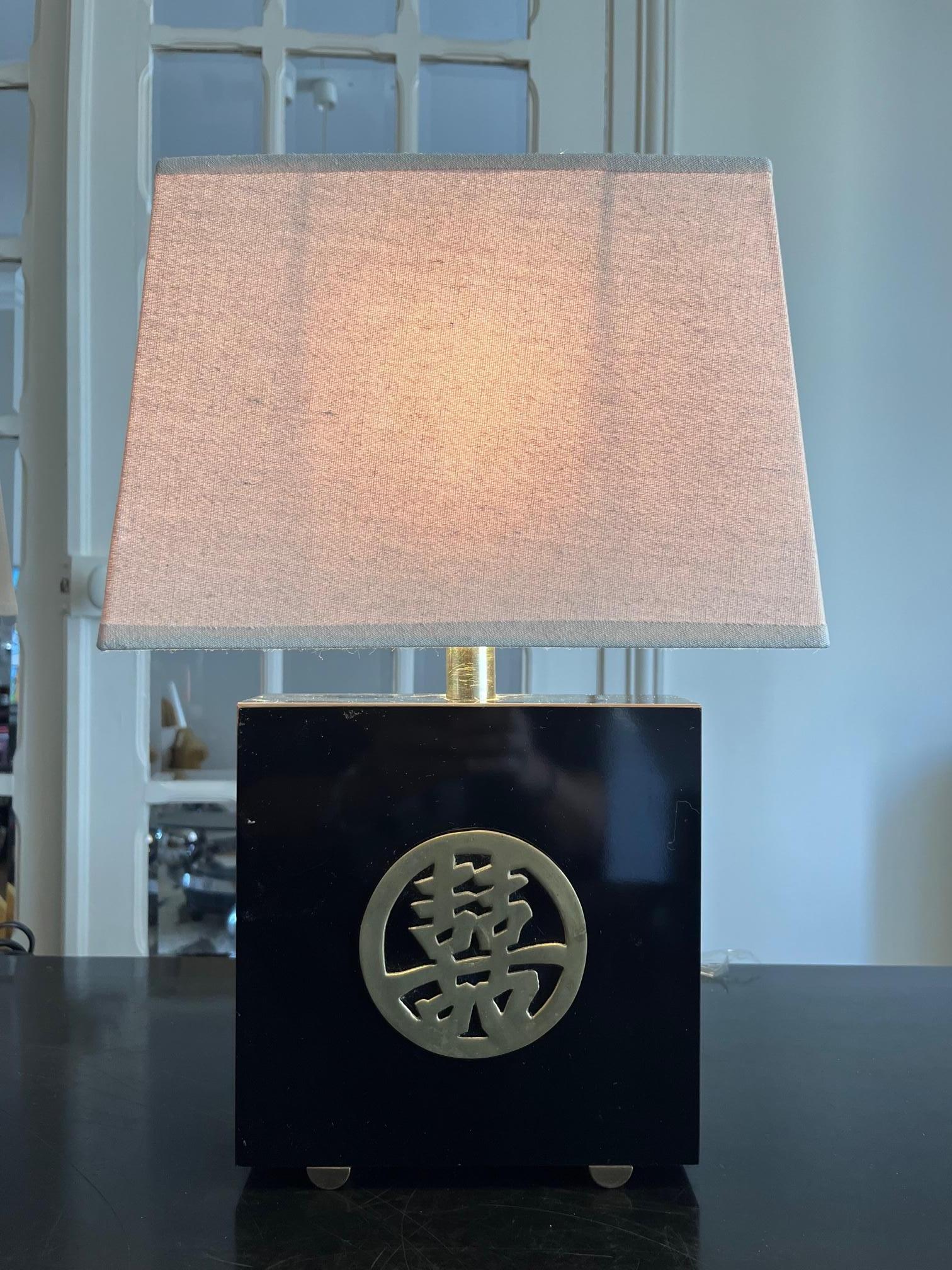 Français Paire de lampes de bureau en laque et laiton de Jean Claude Mahey en vente
