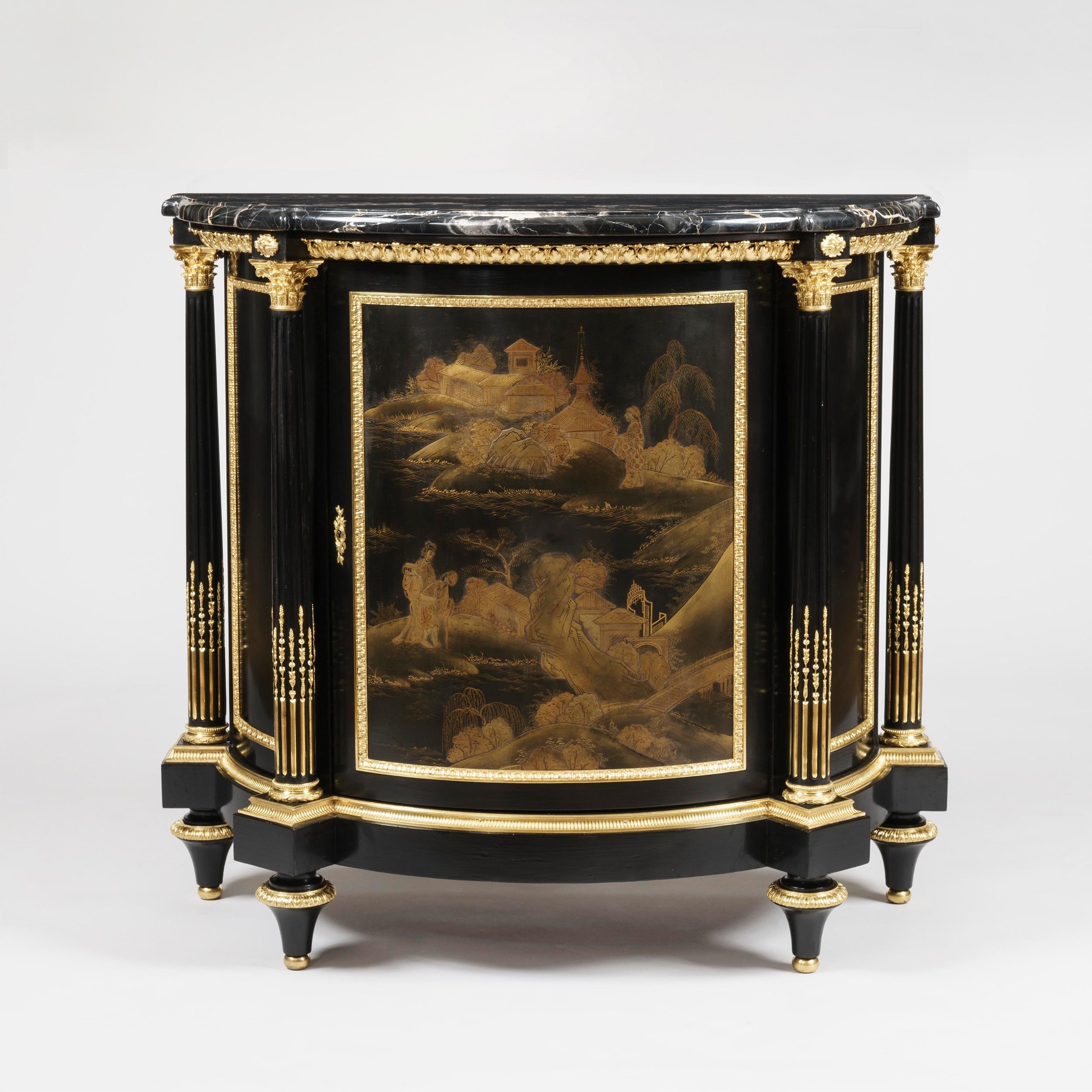 Français Paire d'armoires en laque et ornementation de bronze doré de style Louis XVI par Millet en vente