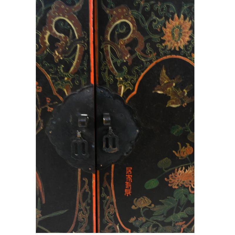XX secolo Coppia di armadi a due ante decorati in lacca Chinoiserie