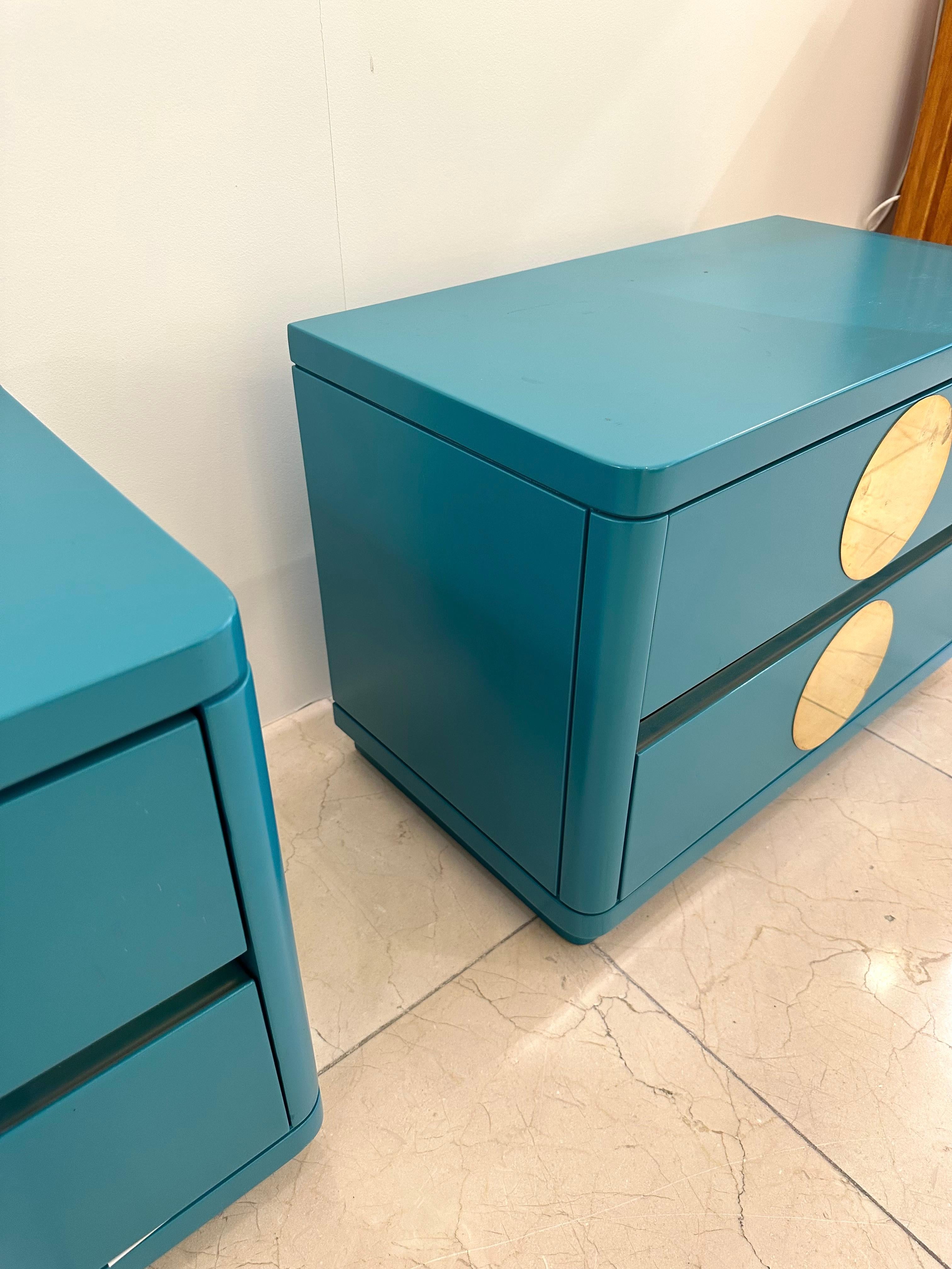 Pair of Lacquered and Brass Bedside Tables. Italy. In Good Condition In SAINT-OUEN, FR