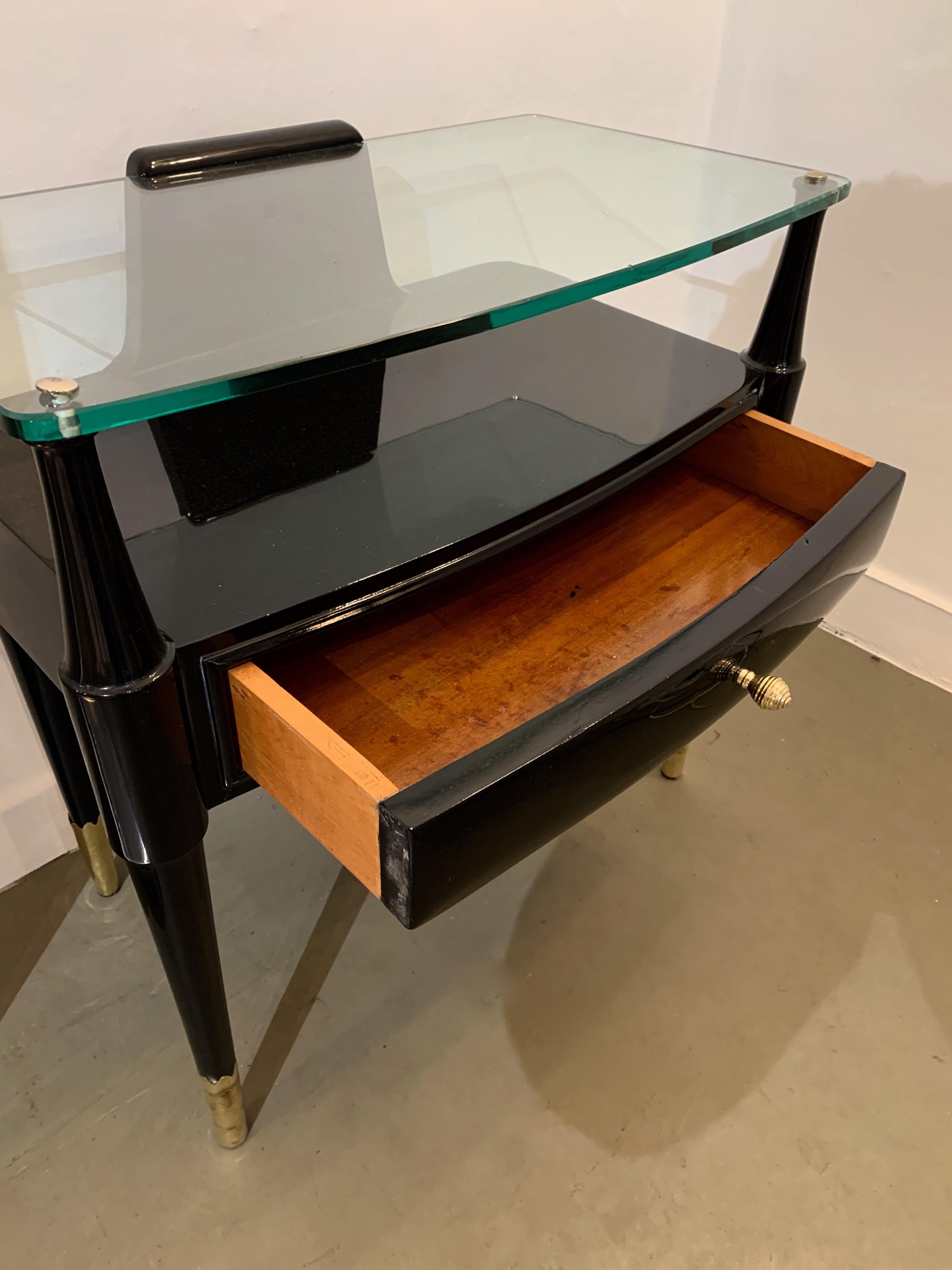 Pair of black lacquered end side tables or nightstands, brass elements attributed to Vittorio Dassi. Famous design like Gio Ponti, Paolo Buffa.