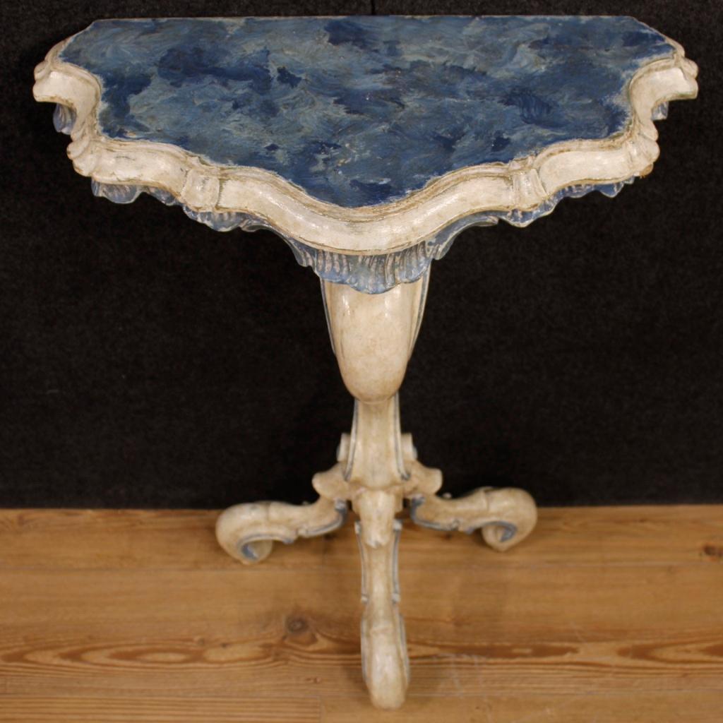 Pair of 20th century Venetian consoles. Richly carved wooden furniture, lacquered and painted in the 18th century style. Wall console with wooden support surface lacquered fake
marble (see photo), of discreet size and service. Central leg furniture