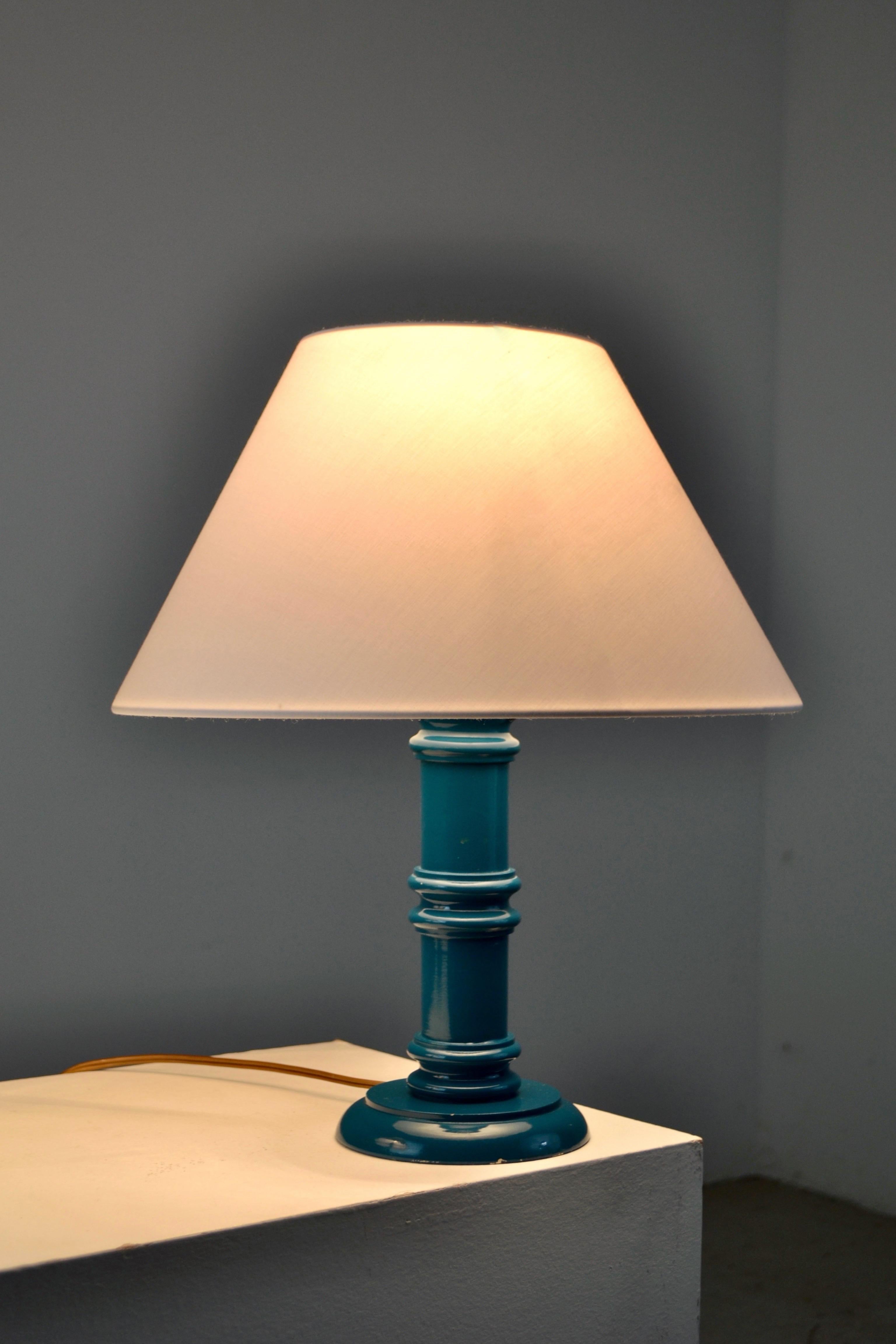 Charmantes Paar Tischlampen aus den 1970er Jahren, die in Frankreich aus gedrechseltem Holz gefertigt und mit einem eleganten tiefblauen Lack überzogen wurden. Ihre klassische Silhouette, ergänzt durch fein gearbeitete Drehdetails, bietet eine