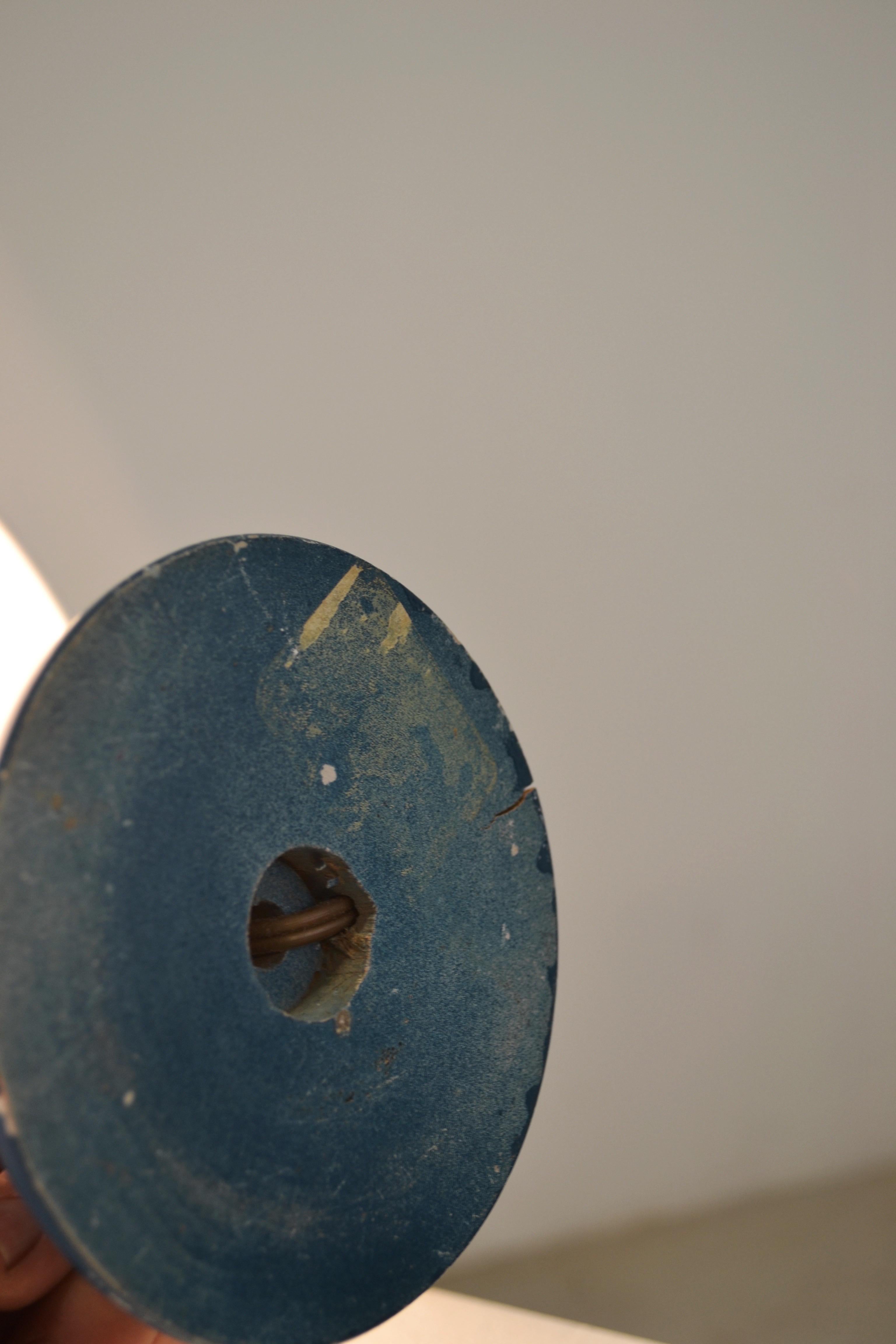 Paar blau lackierte Tischlampen aus gedrechseltem Holz, Frankreich, um 1970 (Neoklassisches Revival) im Angebot