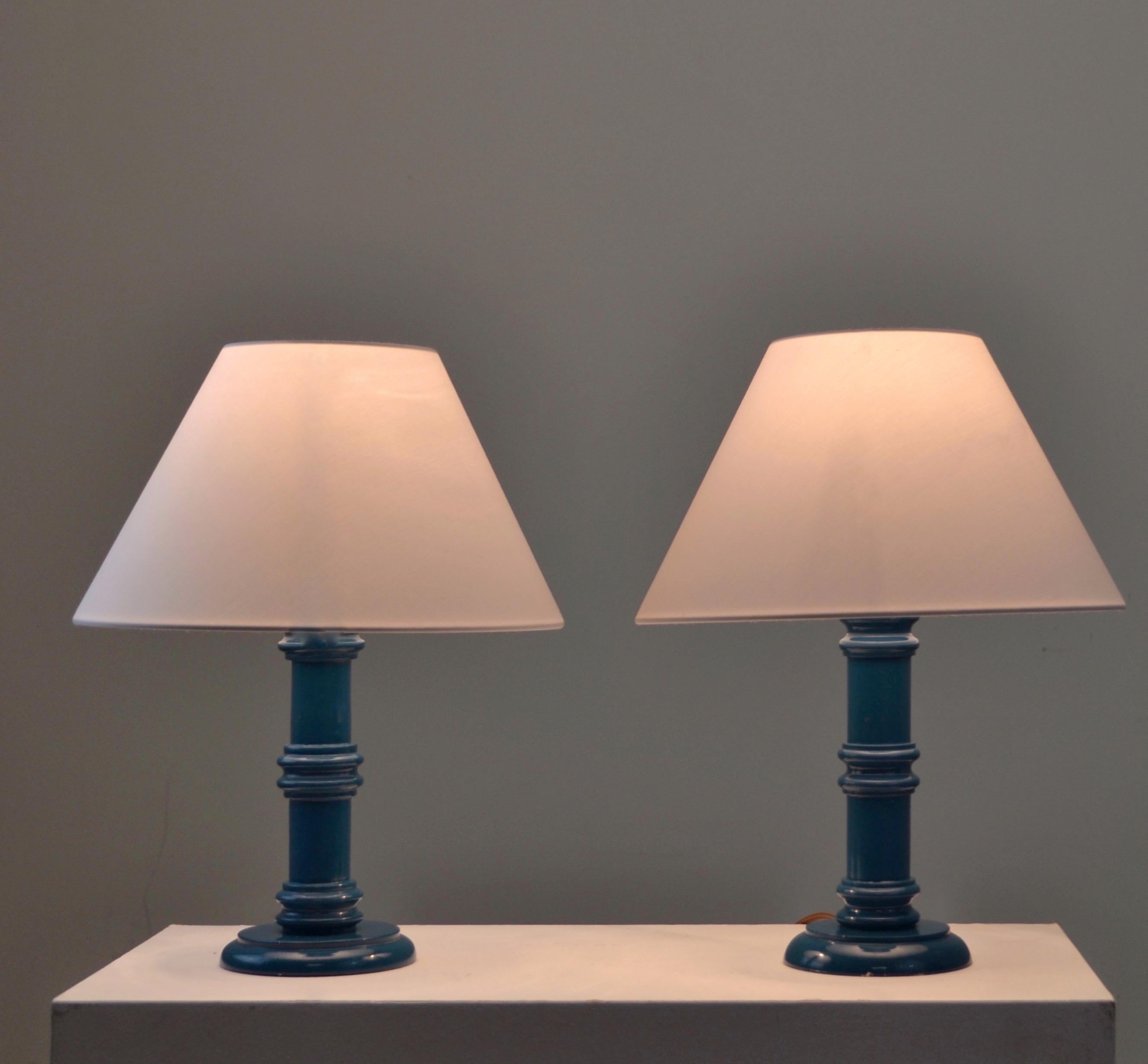 Paar blau lackierte Tischlampen aus gedrechseltem Holz, Frankreich, um 1970 (Französisch) im Angebot
