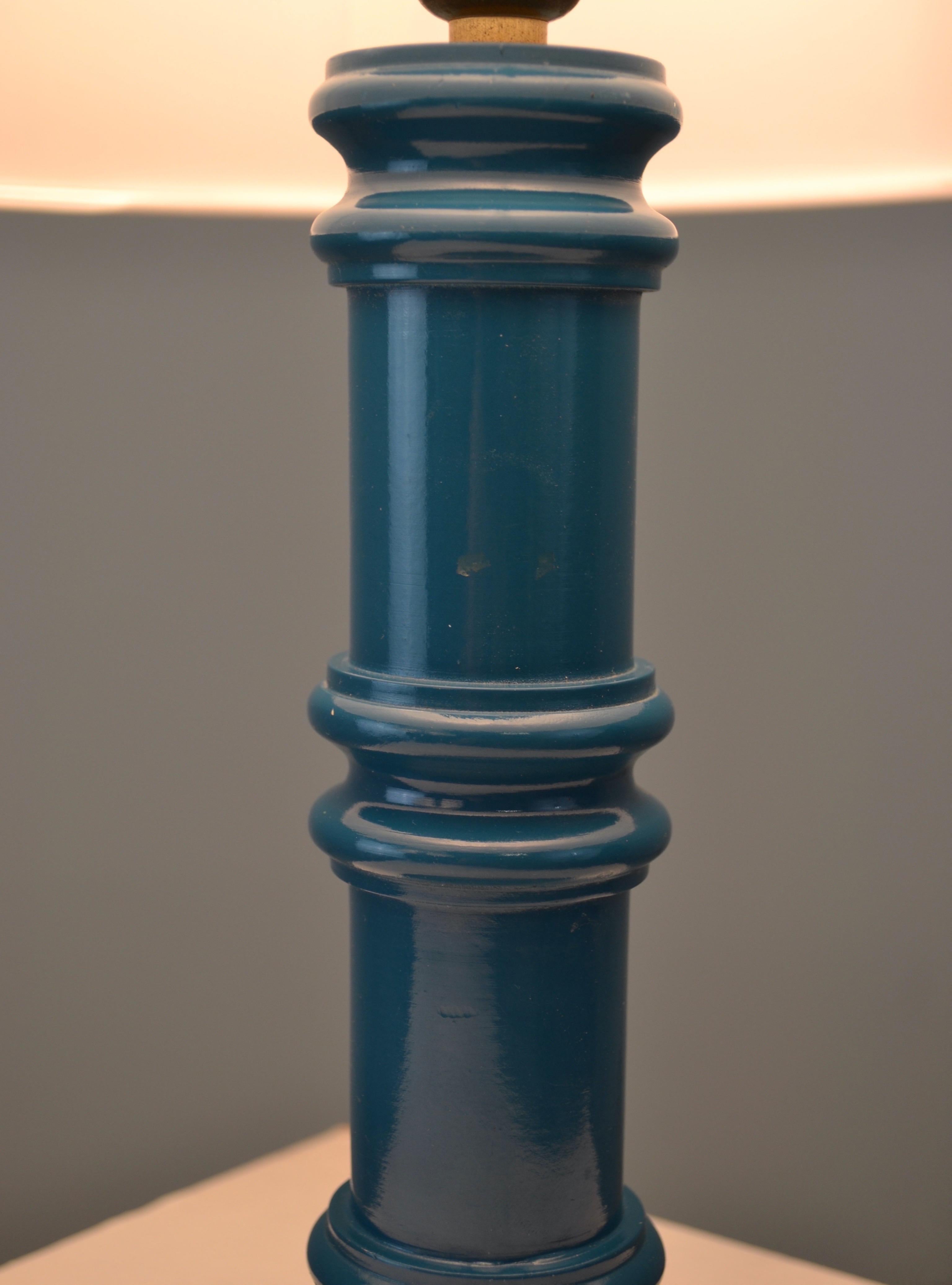 Paar blau lackierte Tischlampen aus gedrechseltem Holz, Frankreich, um 1970 (Gedrechselt) im Angebot