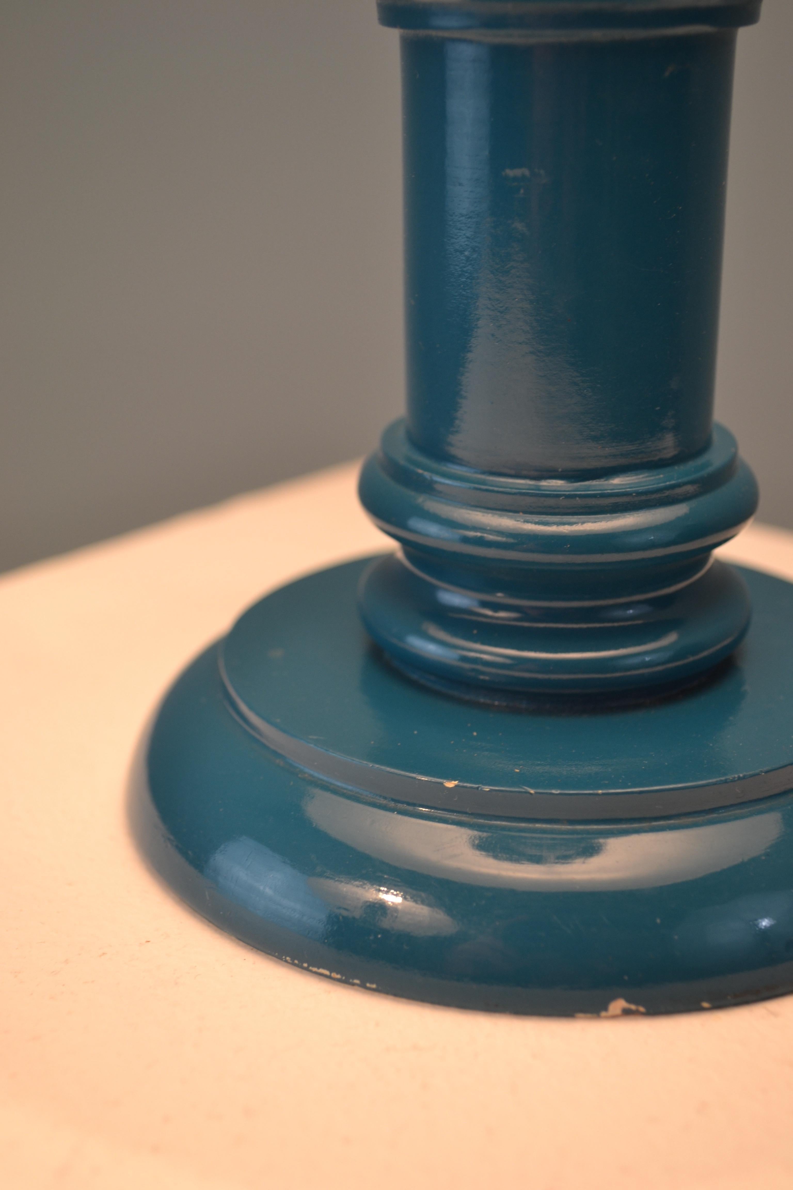 Paar blau lackierte Tischlampen aus gedrechseltem Holz, Frankreich, um 1970 im Zustand „Gut“ im Angebot in SOTTEVILLE-LÈS-ROUEN, FR